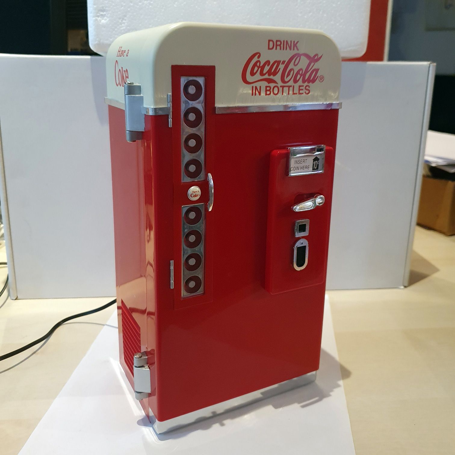 1993 Enesco Coca-Cola Vending Machine Multi-Action Music Box Boîte à musique à b&hellip;