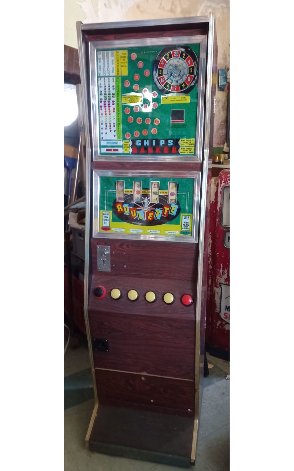 Unrestored Large Coin-Op Roulette Arcade Machine 未经修复的大型投币式轮盘游戏机。通电后灯光会打开，但需要修复。&hellip;