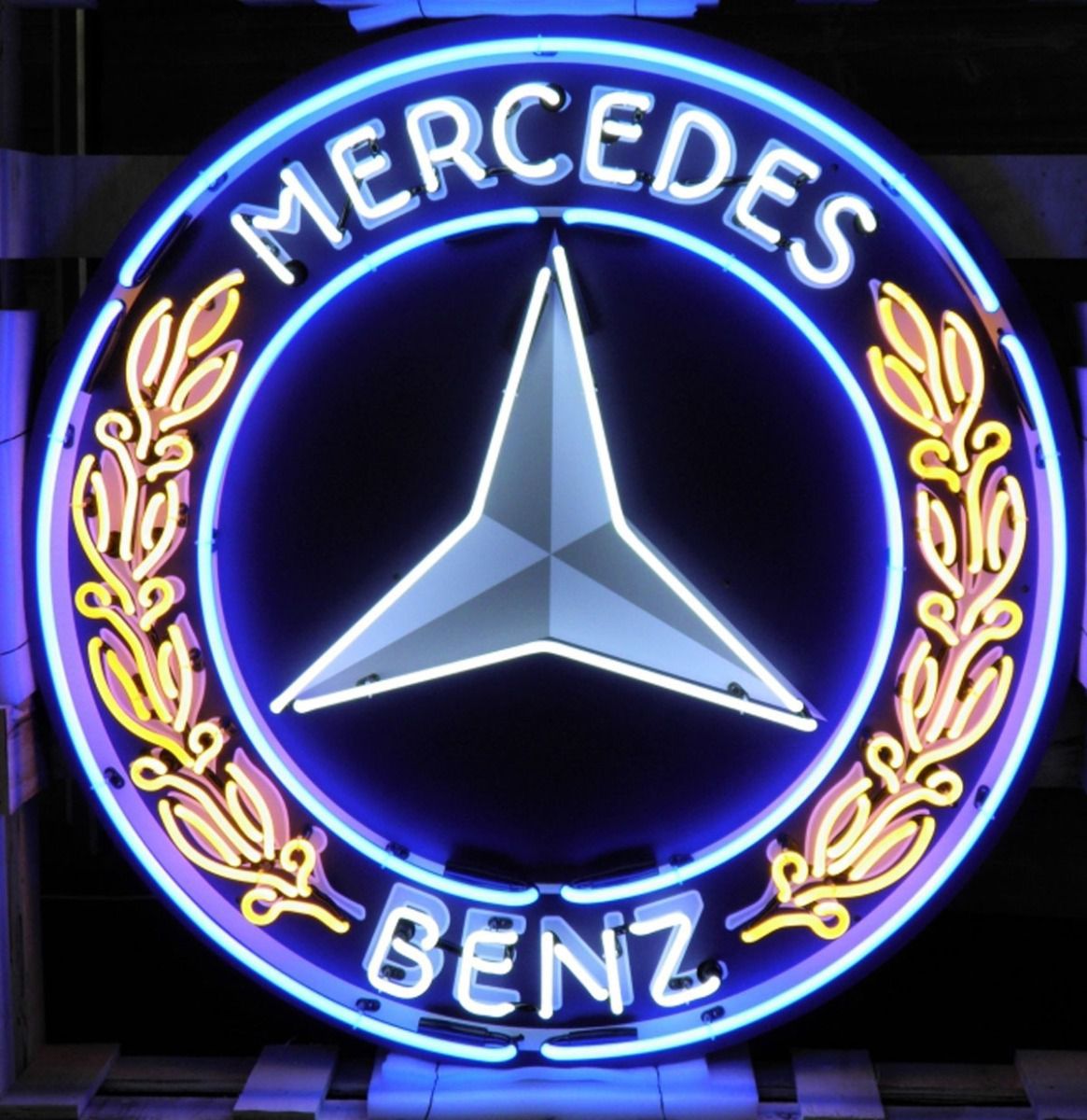 Large Mercedes-Benz Logo Neon Sign with Backplate 大型梅赛德斯-奔驰标志的霓虹灯，有一个印刷的背板，所以即使霓&hellip;