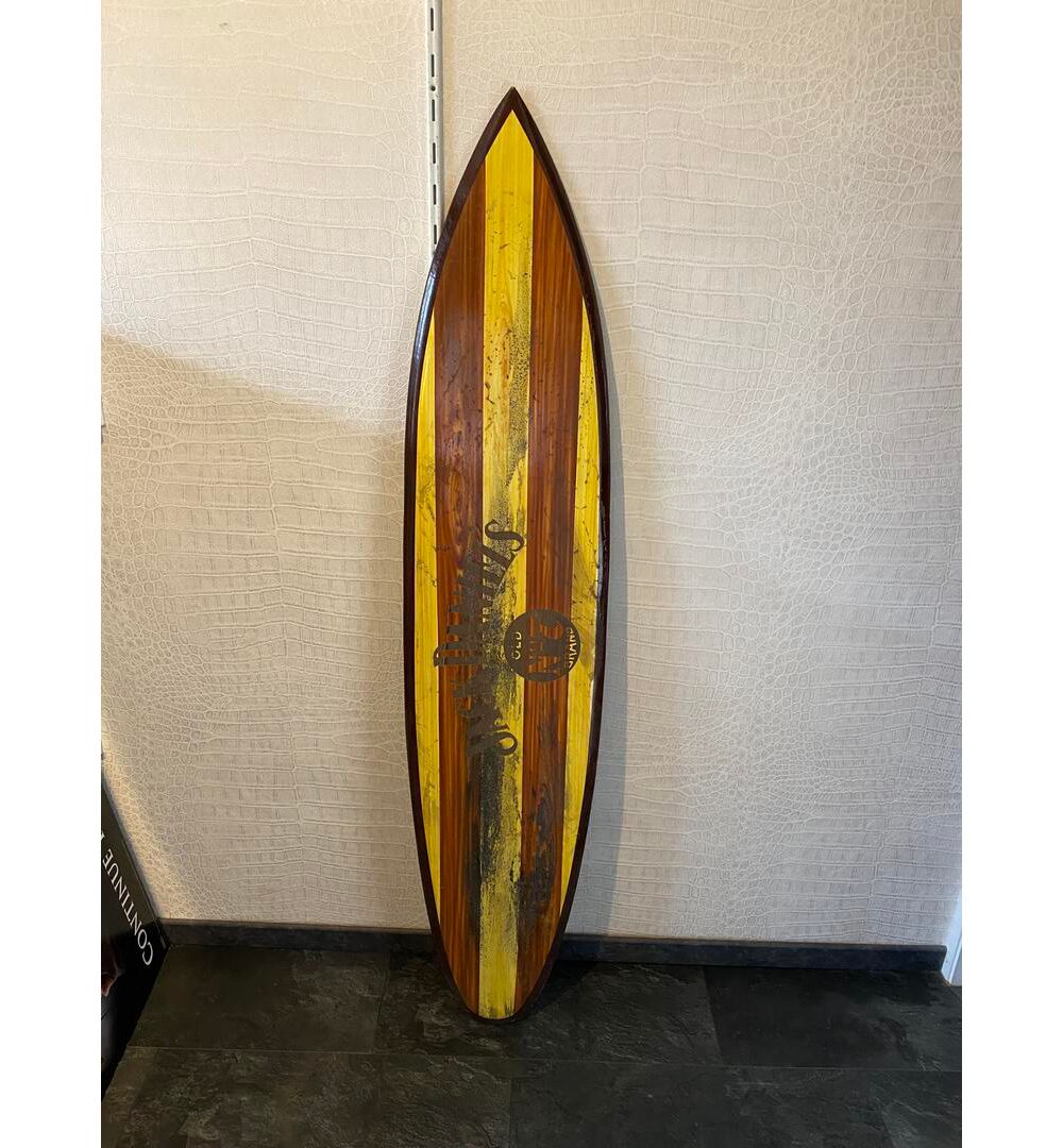 Surfboard with Jack Daniels 冲浪板上有杰克-丹尼尔的广告（标志）。这是一块由木头制成的冲浪板，状况良好。该作品宽度为150。 高度：&hellip;
