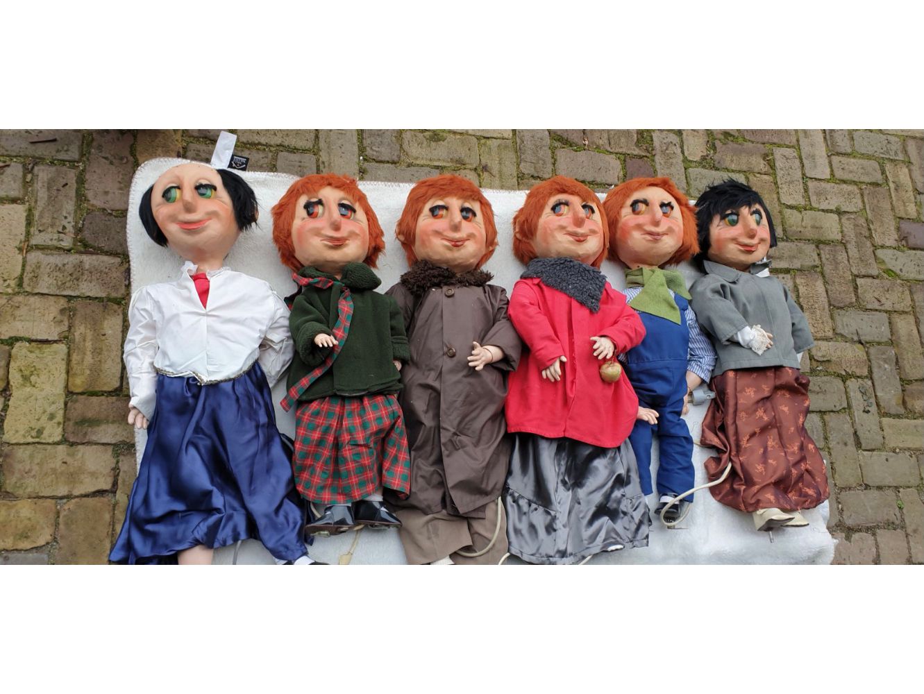 Set of 6 Charles Dickens Plug-In Moving/Dancing Dolls 
Set unico di 6 bambole Ch&hellip;