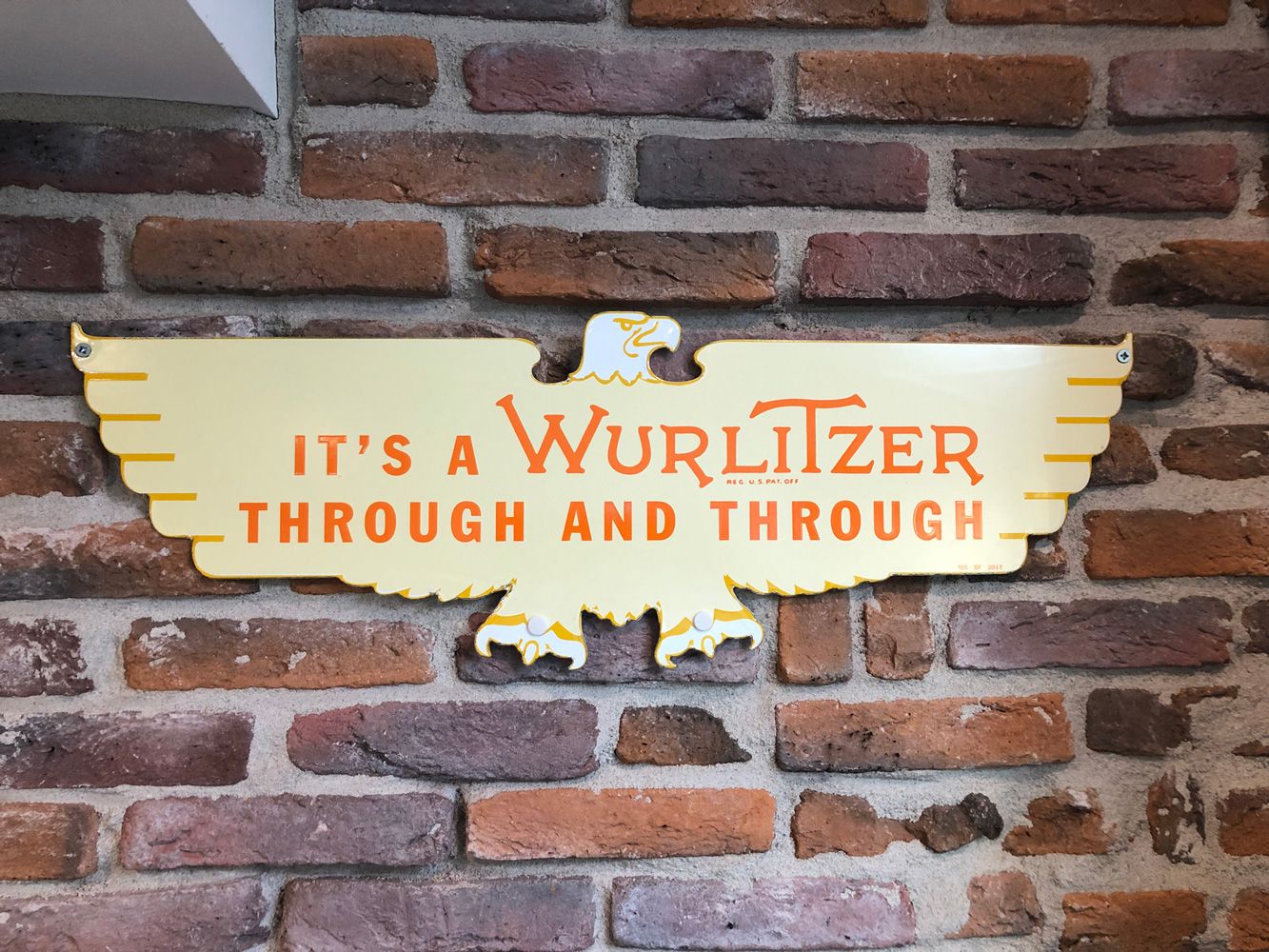 Wurlitzer Eagle Enamel Sign Wurlitzer老鹰搪瓷标志，有4个安装孔。 高度：20.5厘米。宽度：61厘米。深度：0.2厘米。状&hellip;