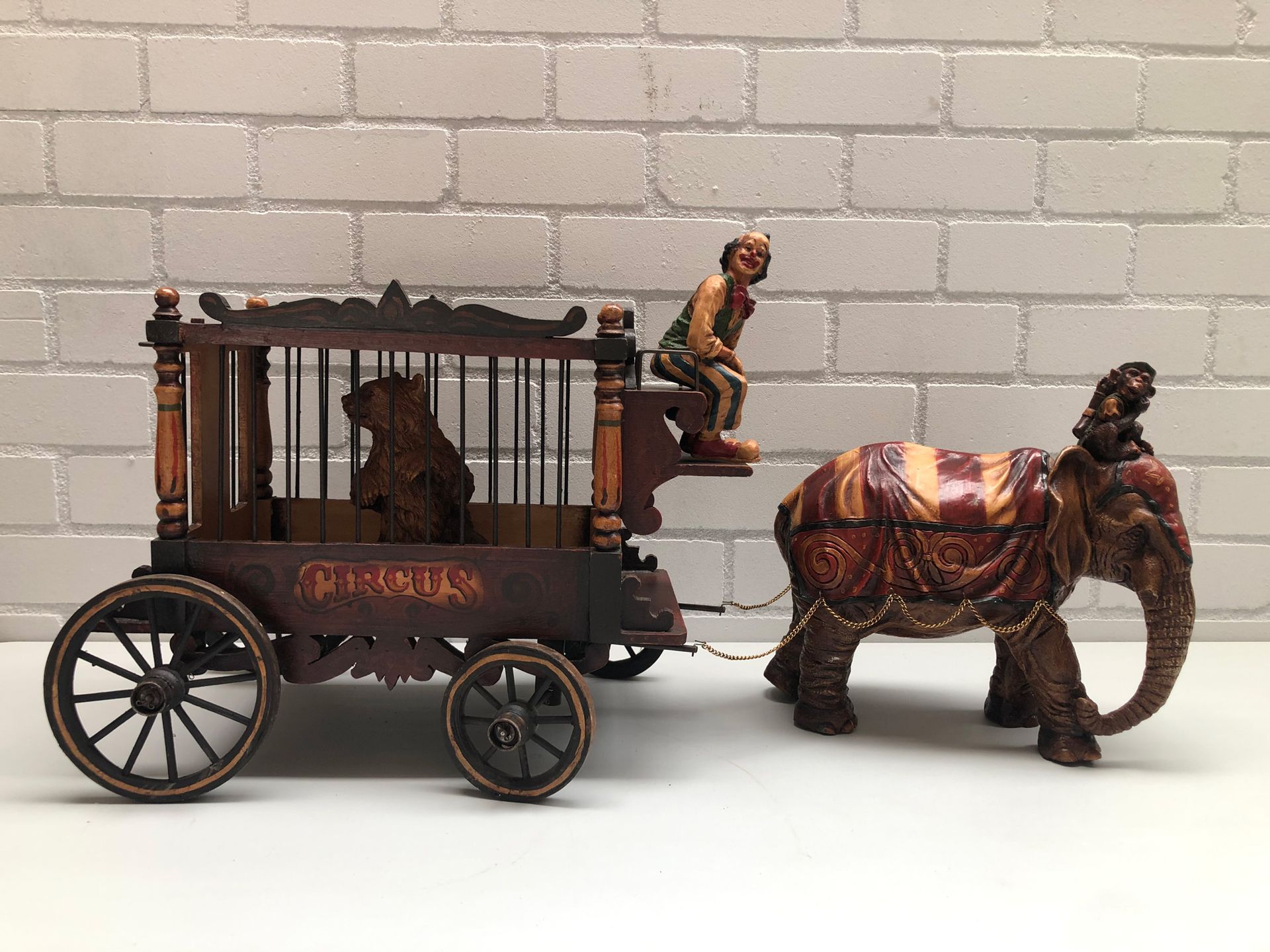 Vintage Wooden Circus Wagon Miniature Vieux wagon de cirque miniature en bois av&hellip;