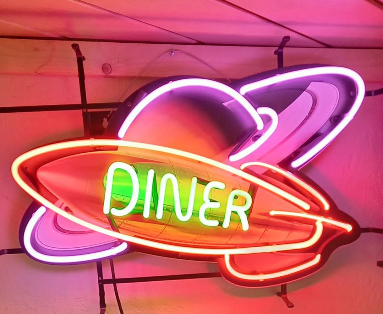 Brand New Diner Neon Sign with Backplate 全新的餐厅霓虹灯招牌，带有全彩底板，即使关闭时也很好看。高度：70厘米。宽度：&hellip;