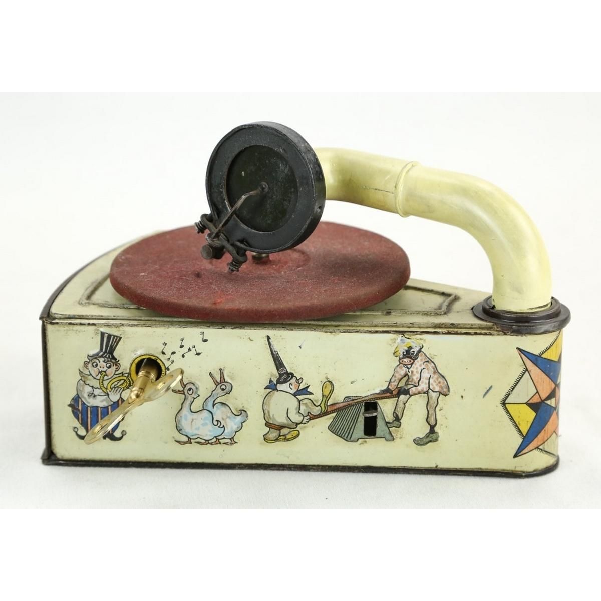 Gundka Toy Gramophone with Circus Theme Lithographs Gundka玩具留声机，带有马戏团主题的浮雕石版画。处于&hellip;