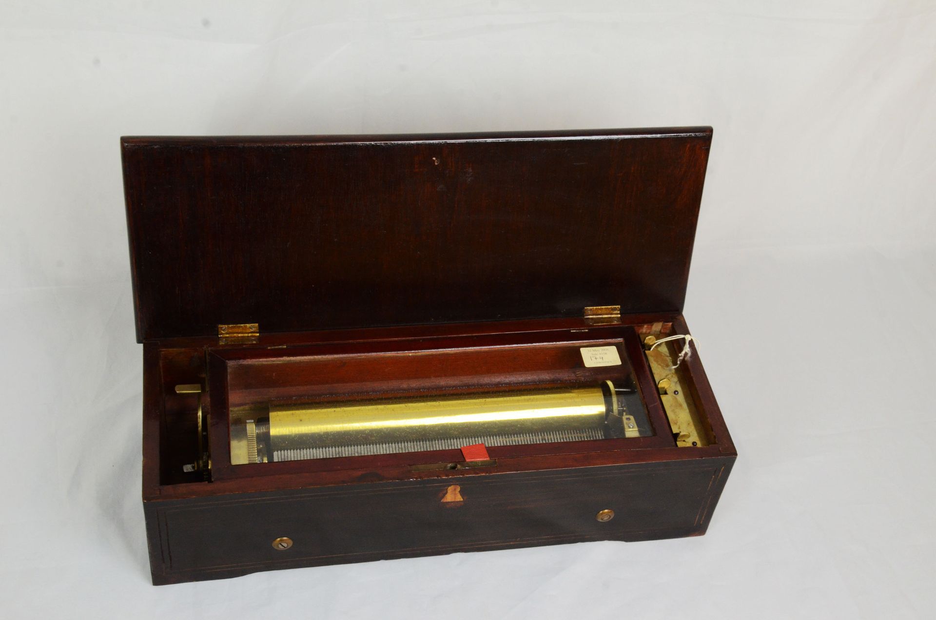 Swiss Cylinder Music Box ca. 1870 完美的工作状态的瑞士音乐盒。28厘米宽的圆柱体。非常复杂的镶嵌盖。没有曲谱。使用痕迹极少。大&hellip;