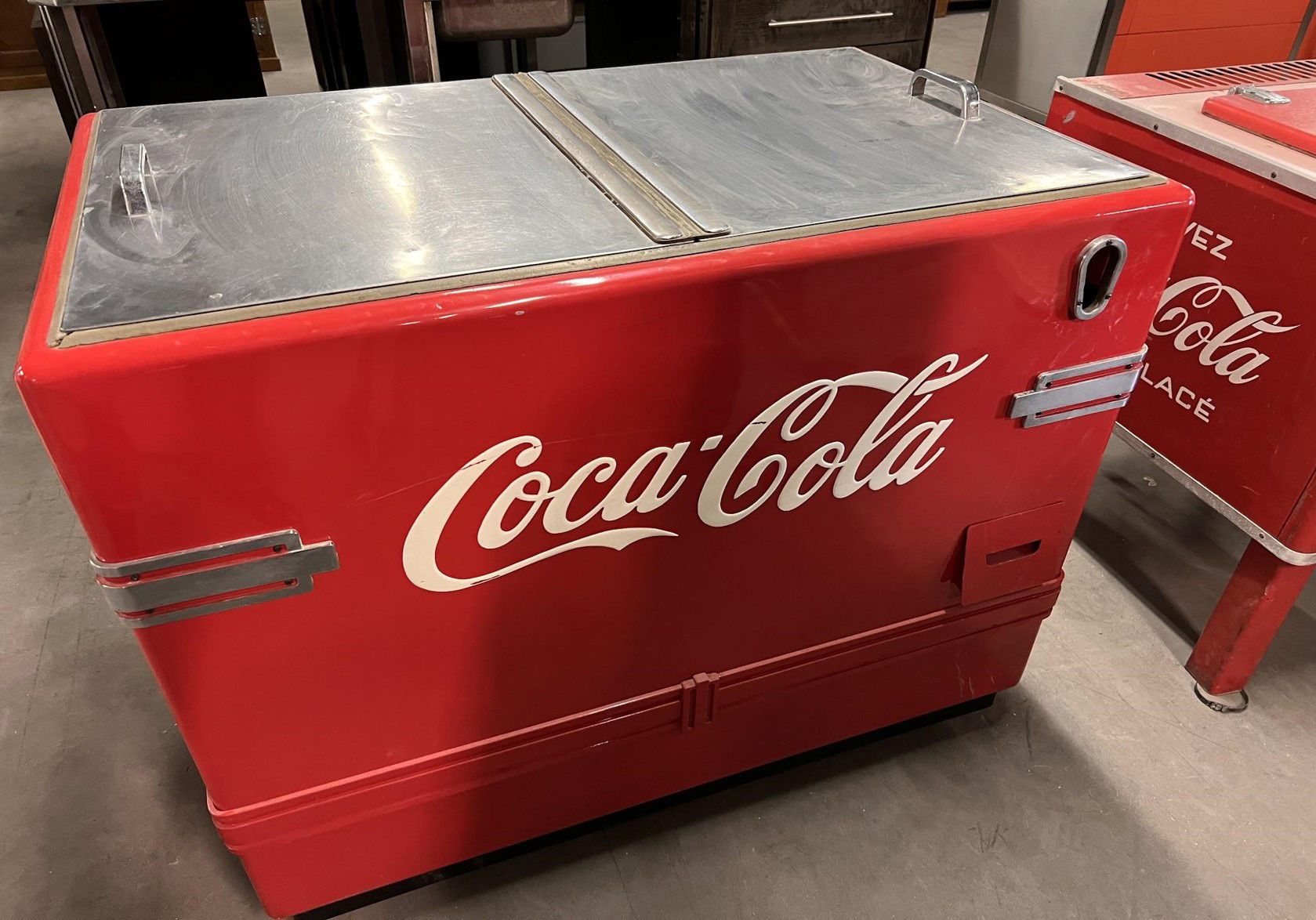 Nevera Coca-Cola Vintage sobre ruedas Altura: 92 cm. Anc…
