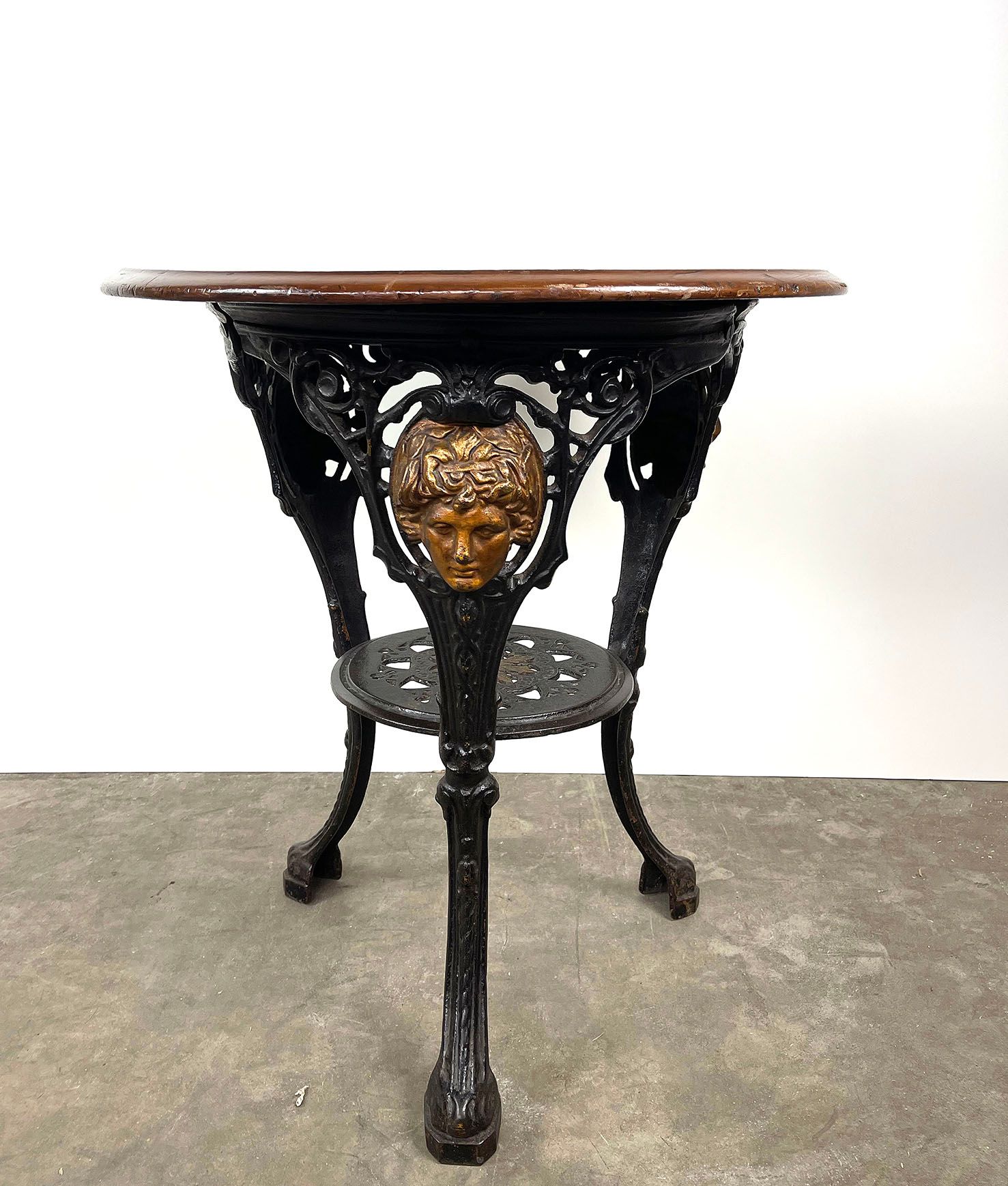 Vintage Round 3 Legged English Pub Table 复古的圆形三腿英式酒吧桌，木制桌面和铸铁底座。木质桌面和黑色和青铜色的铸铁底座&hellip;