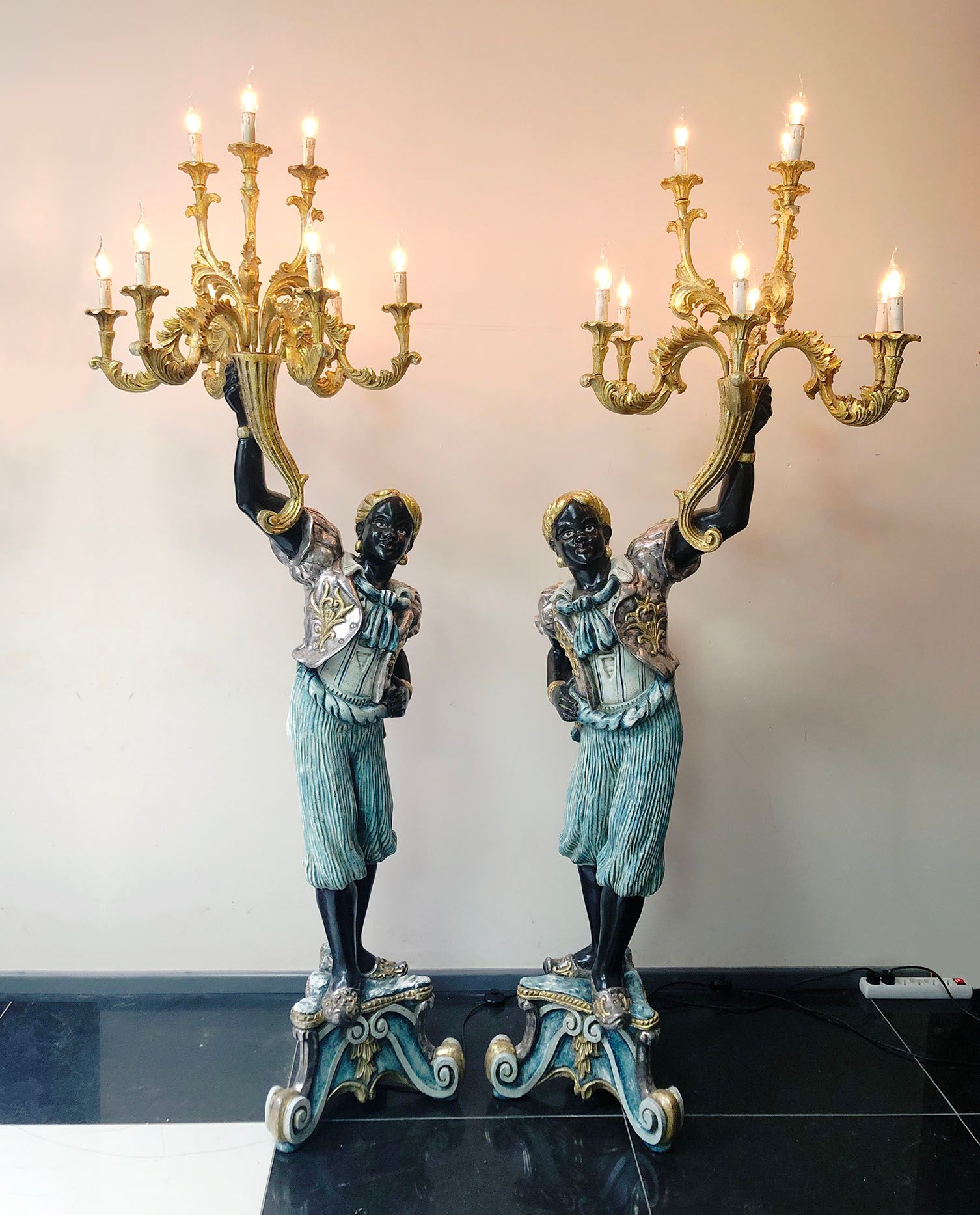 Set of 2 Wooden Black Servant Statues - Floor Lamps 一套2个黑色木制仆人雕像--落地灯。这些雕像具有复杂的细&hellip;