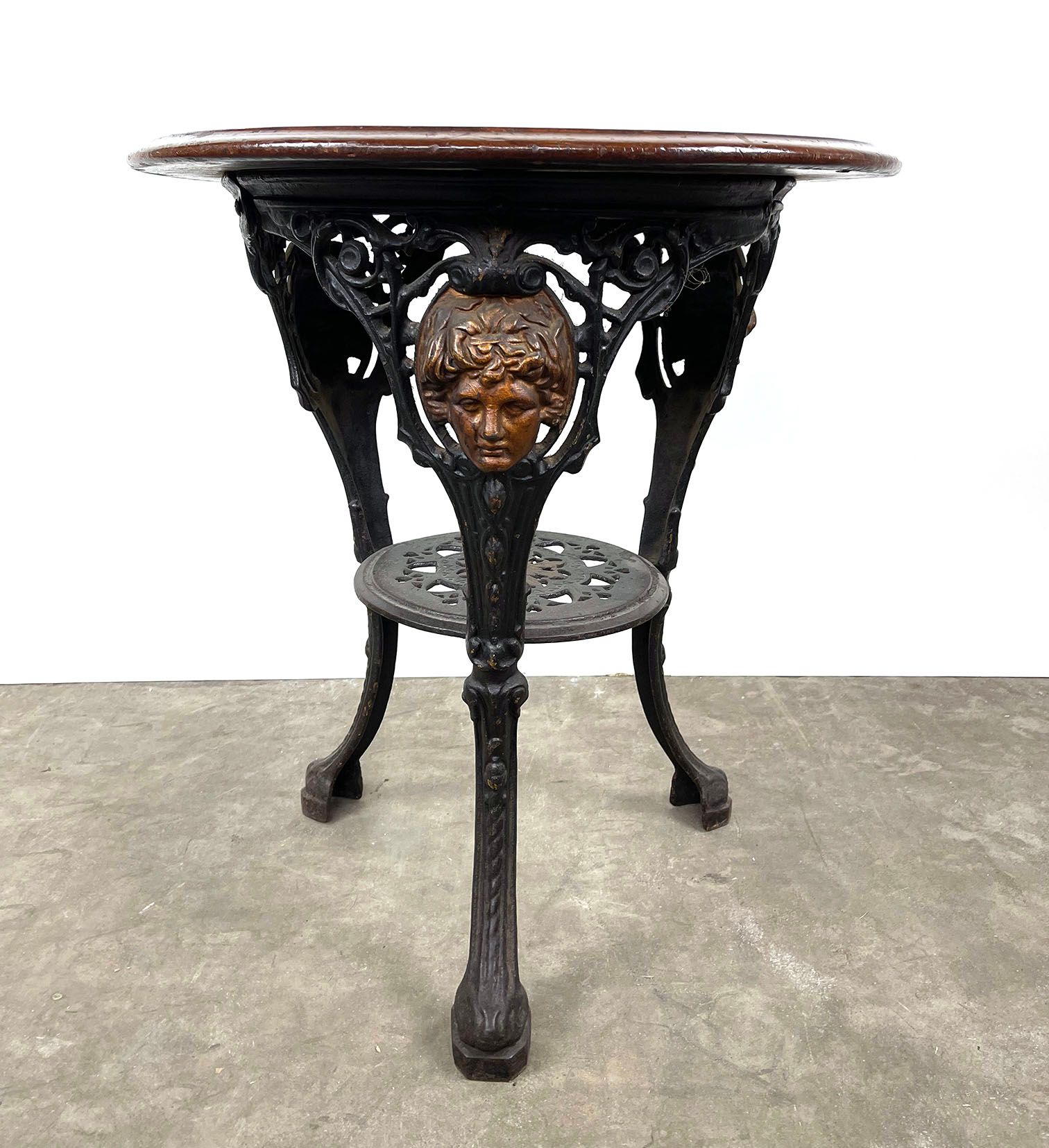 Vintage Round 3 Legged English Pub Table 复古的圆形三腿英式酒吧桌，木制桌面和铸铁底座。木质桌面和黑色和青铜色的铸铁底座&hellip;