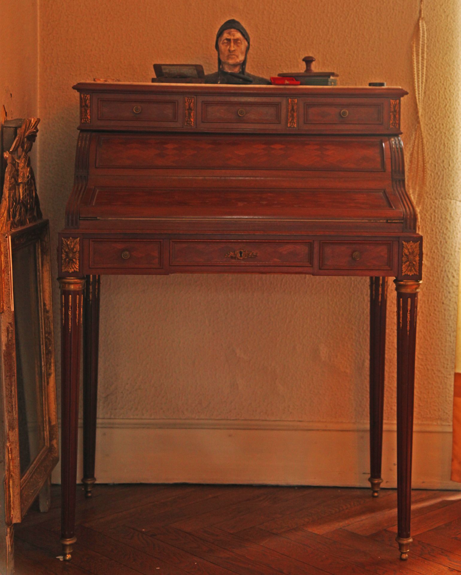 Null 一张小圆筒书桌，用镶嵌工艺，路易十六风格。19世纪末+一套眼镜和箱子+石膏半身像