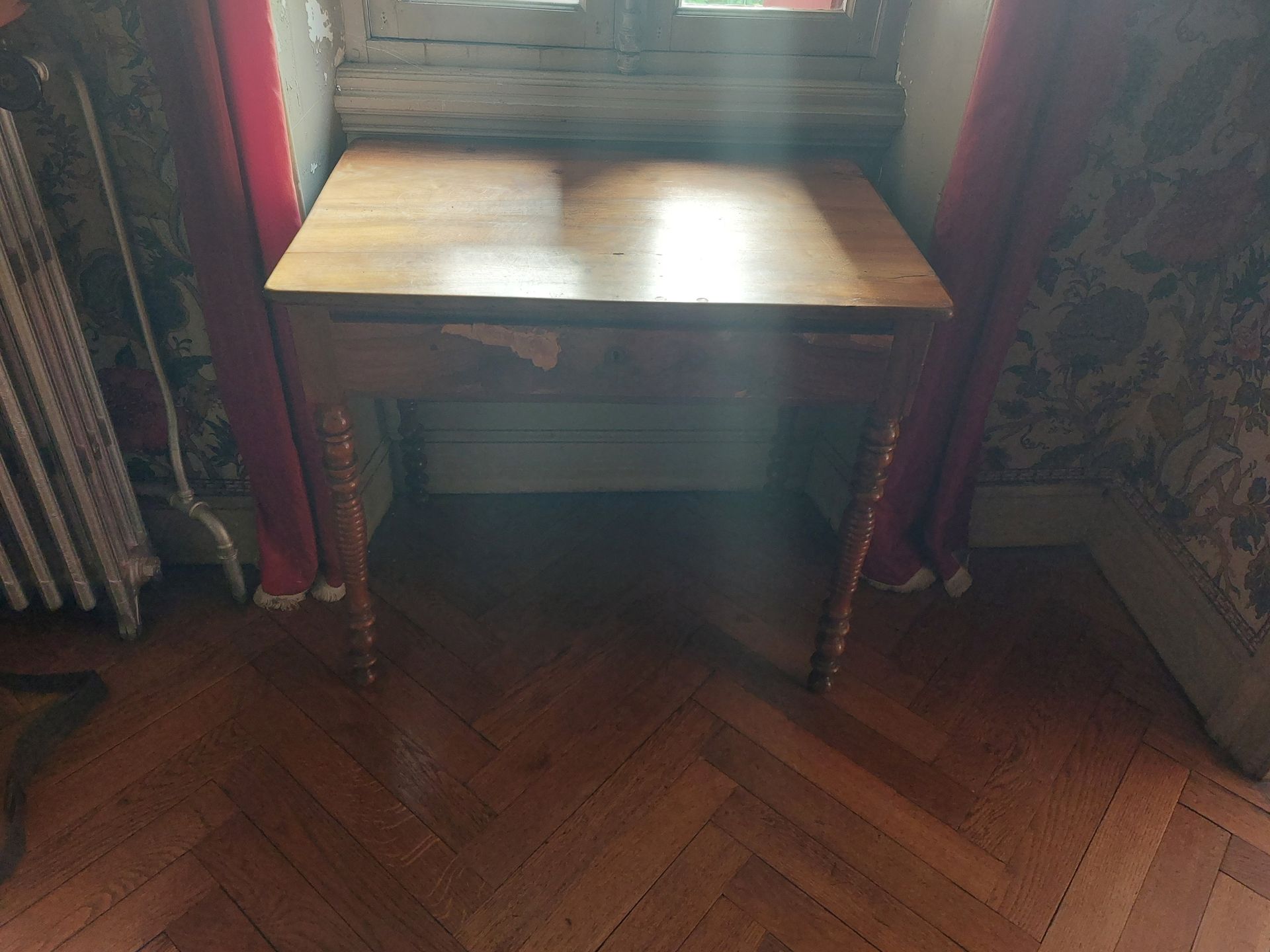 Null Une table à écrire, en noyer. XIXème