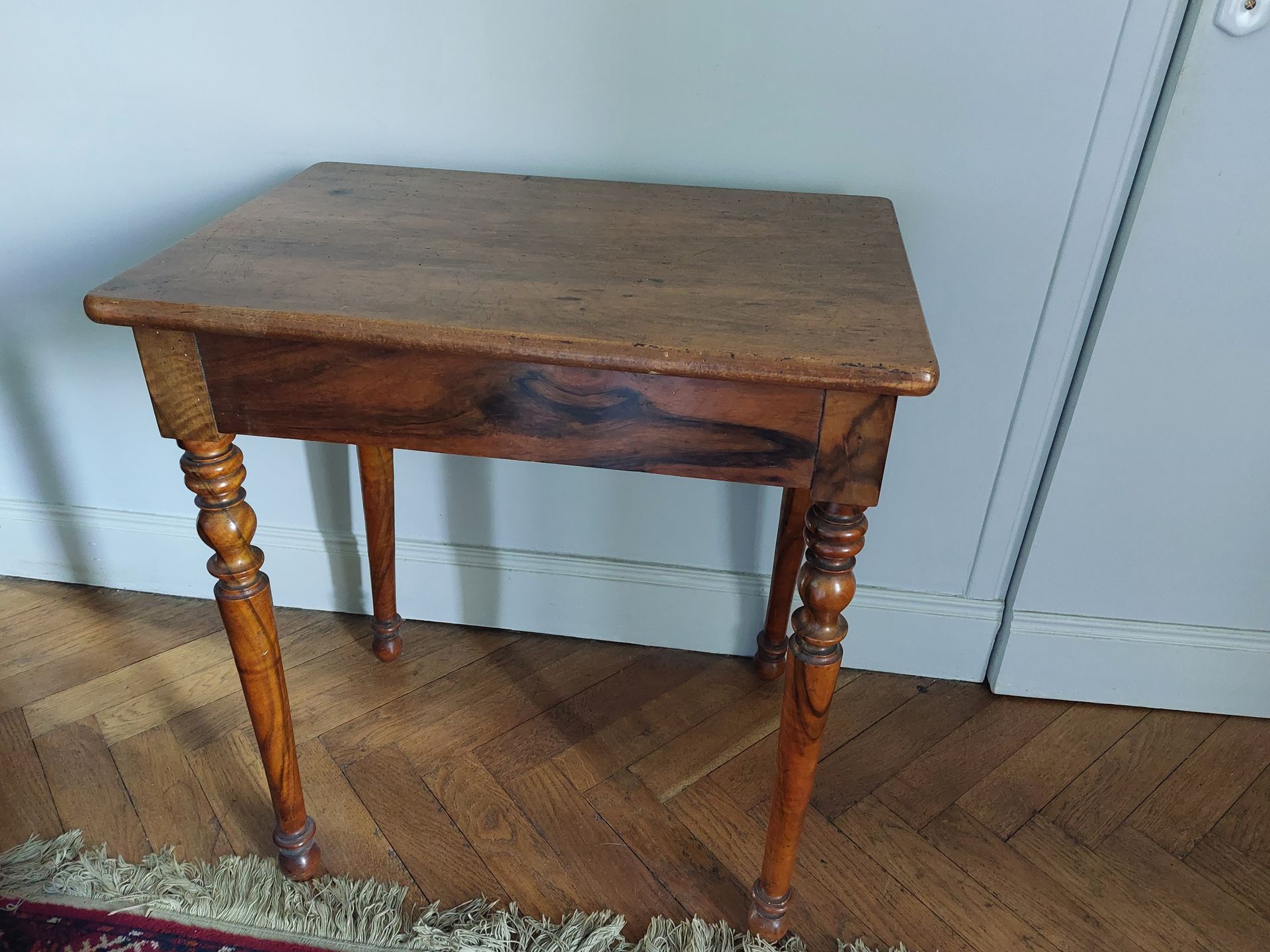 Null Una pequeña mesa de escritura de madera de frutal. Siglo XIX