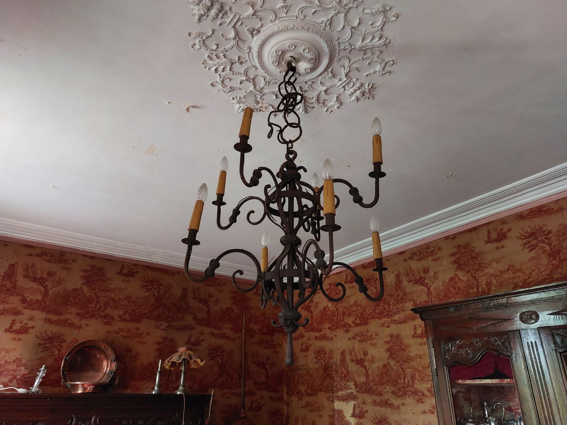 Null A wrought iron suspension with eight lights. Haute Epoque style
