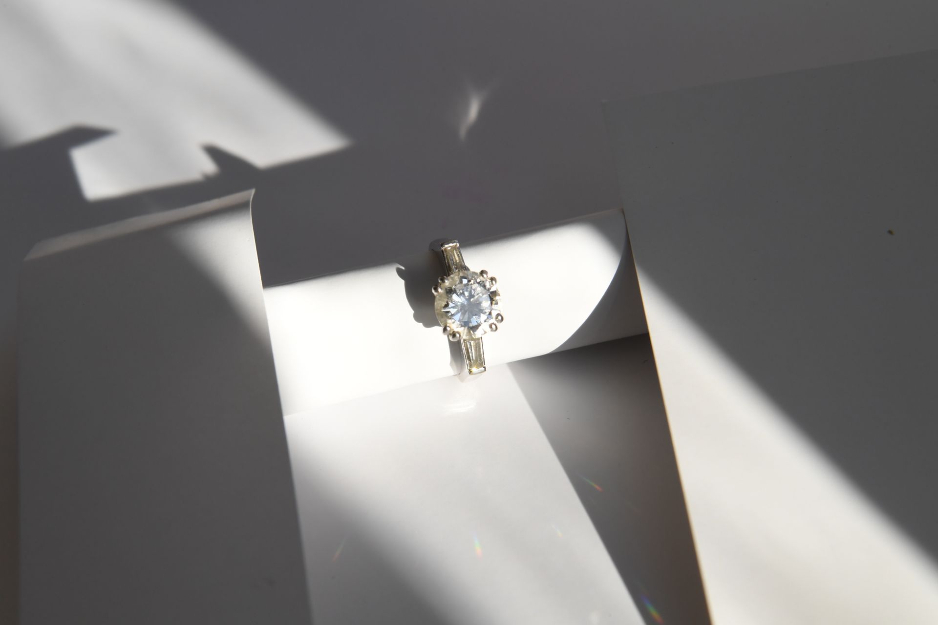 Null 750°°°° 和铂金戒指，镶有一颗明亮式切割钻石，重约1.80克拉，估计颜色为I，估计净度为VS，镶有两颗裸钻。TDD: 50/51.毛重：4.1克&hellip;