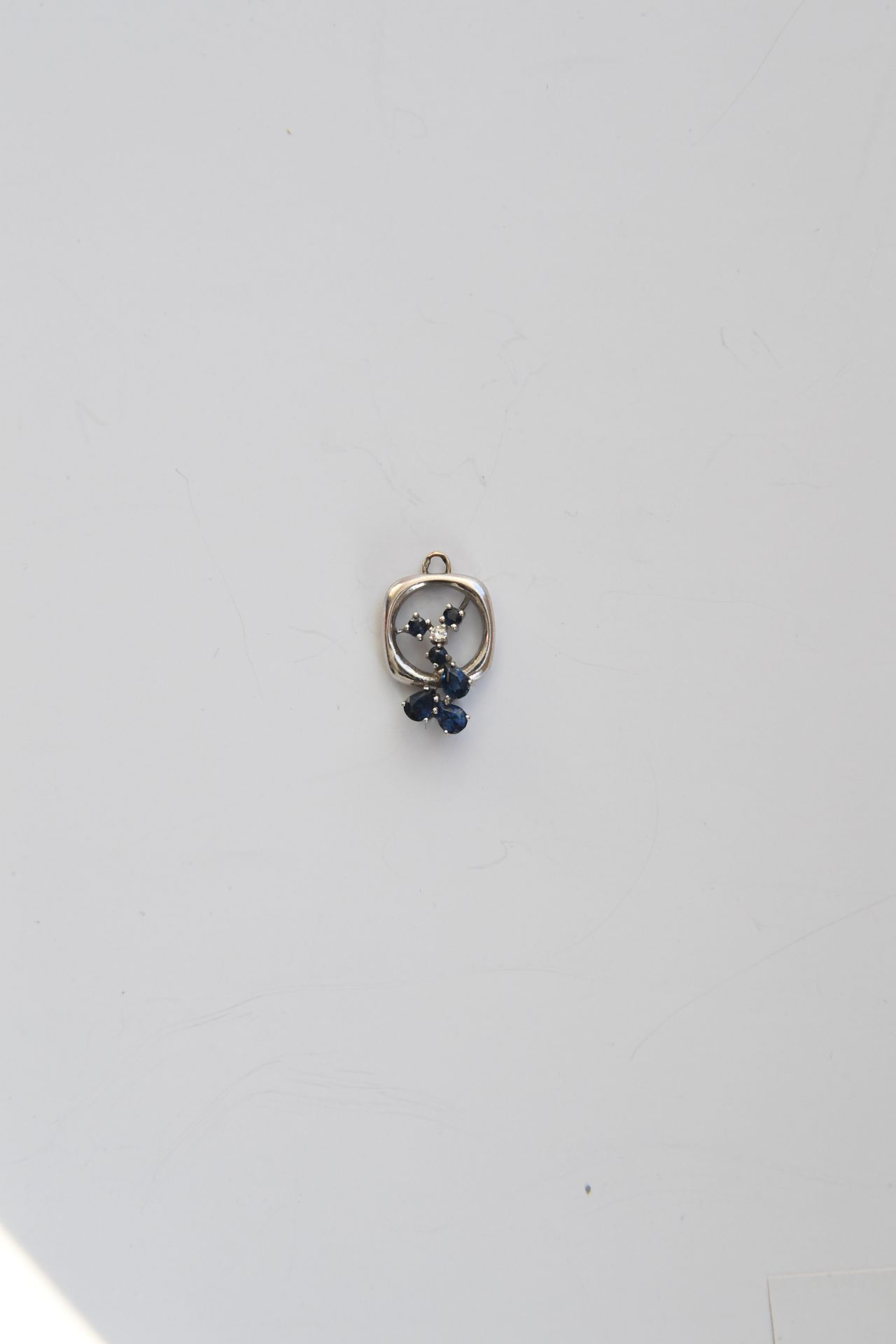 Null Pendant in white gold 750°°° with sapphires and a diamond. Gross weight: 3.&hellip;