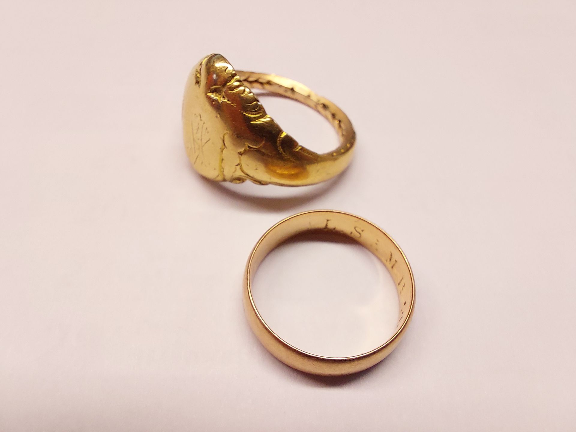 Null A signet ring and a wedding band in gold 750°°° 11,7 grs
