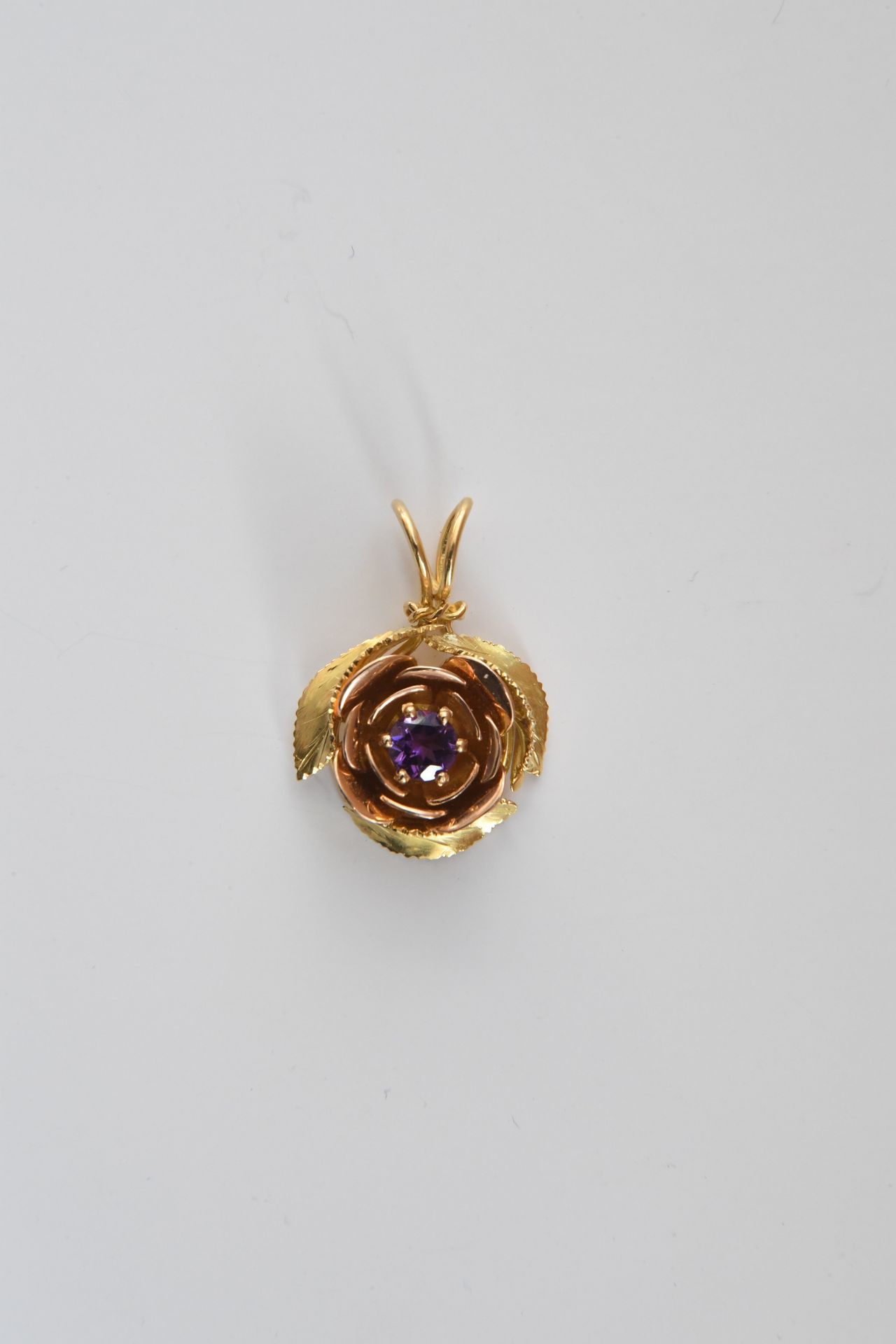 Null Gold pendant 750°°° worked in the shape of a rose hip flower decorated in i&hellip;
