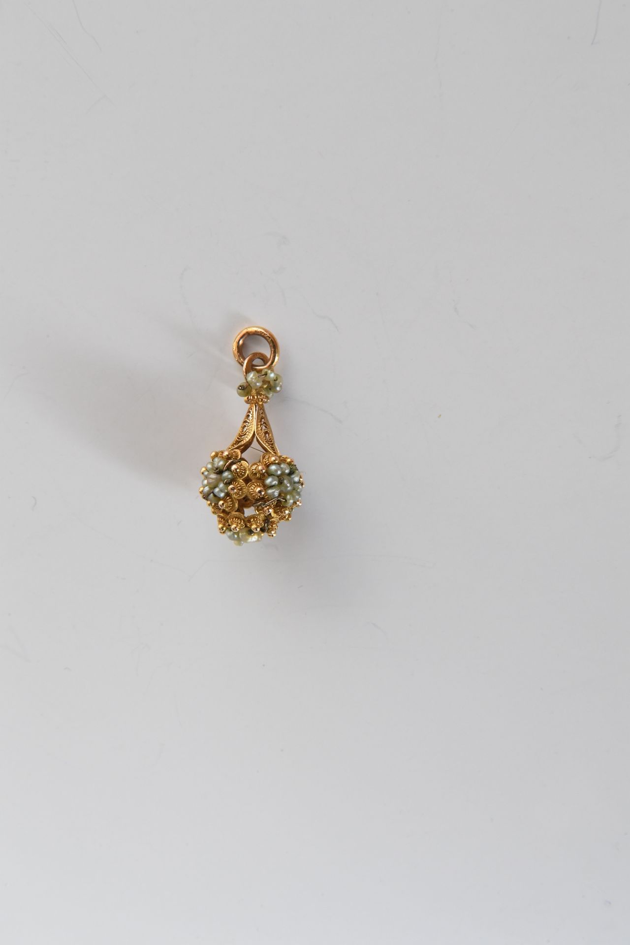 Null 美丽的金质吊坠，750°°°°，饰有精美的珍珠。毛重：2,6克。