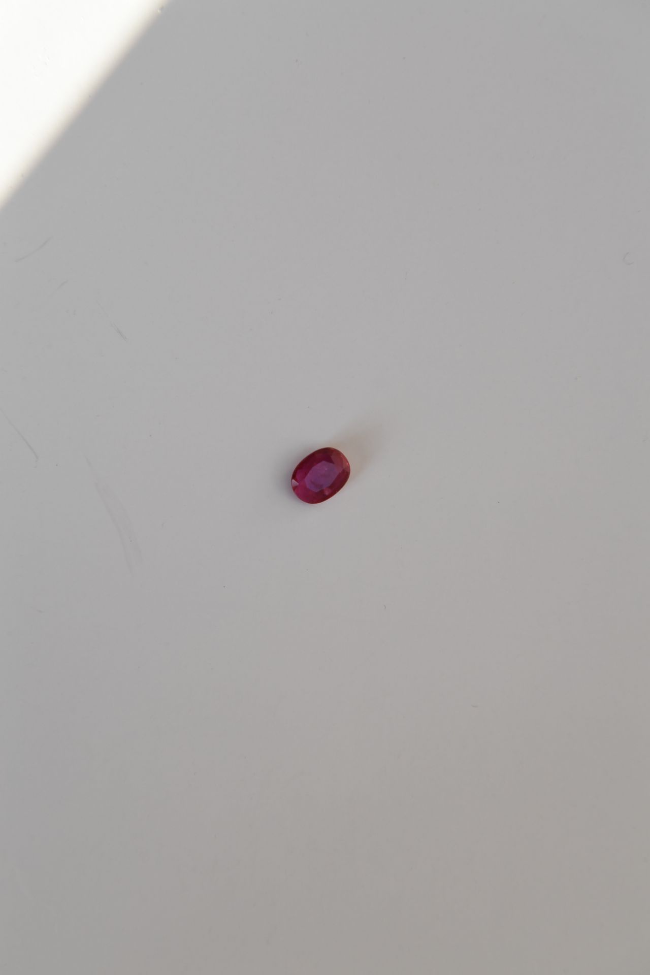 Null Rubino taglio ovale del peso di circa 0,9 carati.