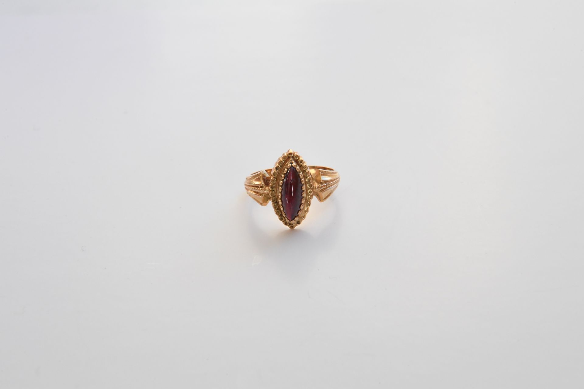 Null 750°°的金质脐带戒指，镶嵌着一颗杏仁石榴石。TDD：53。毛重：3.8克。