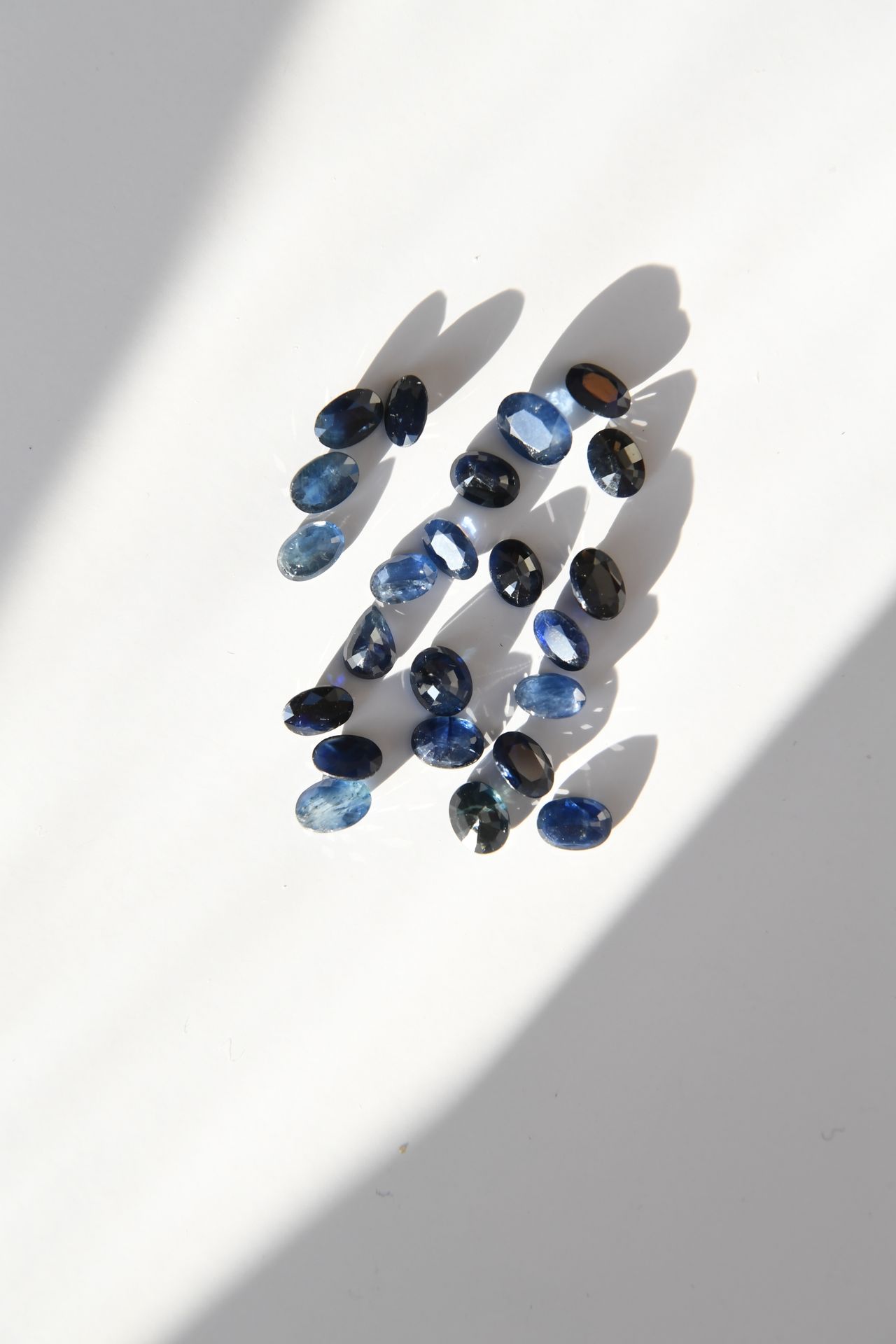 Null Lot of 23 oval sapphires for a total weight of 23.5 carats.
