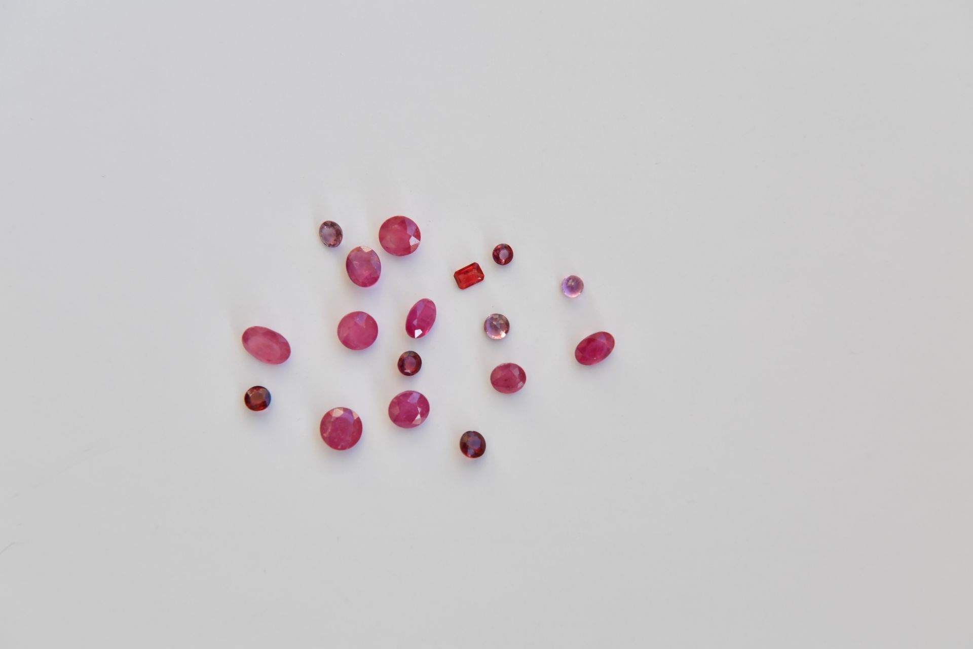 Null Lot of 17 oval and round rubies for a total of about 5 carats.