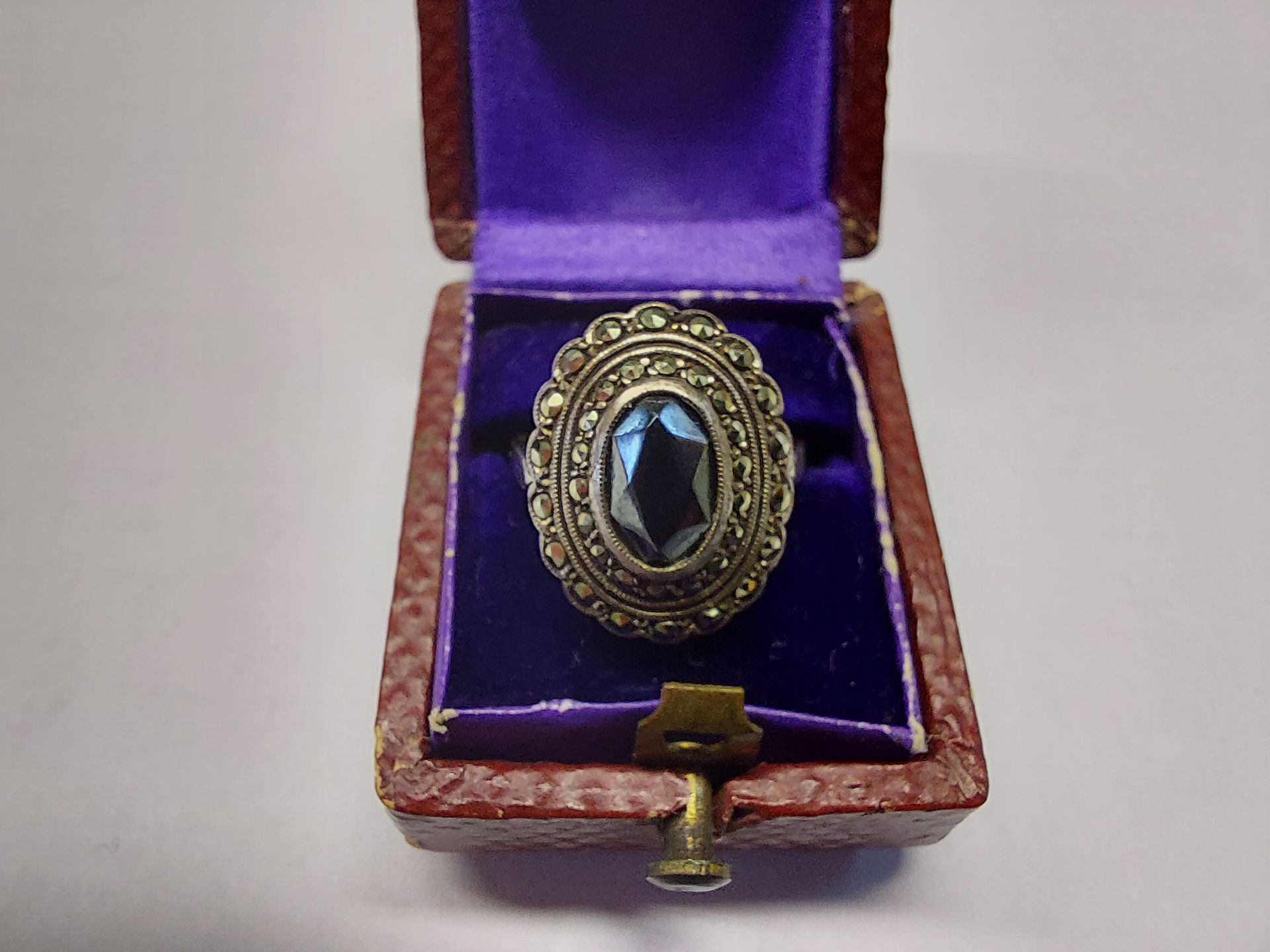Null Un anello d'oro 750°°° con marcasite 3,9 gr