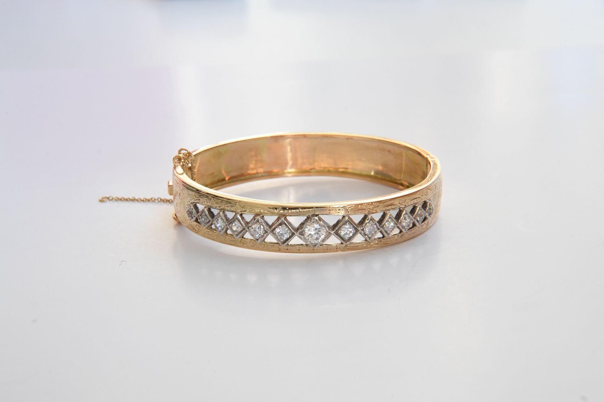 Null Armband aus 750° Gold mit Scharnier, verziert mit 12 Diamanten im Brillant-&hellip;