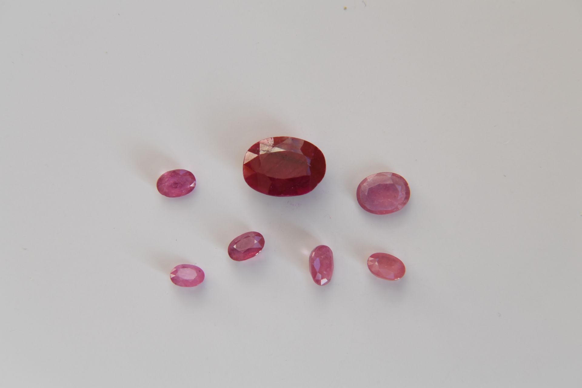 Null Lot of seven treated oval rubies for a total of 32.5 carats.