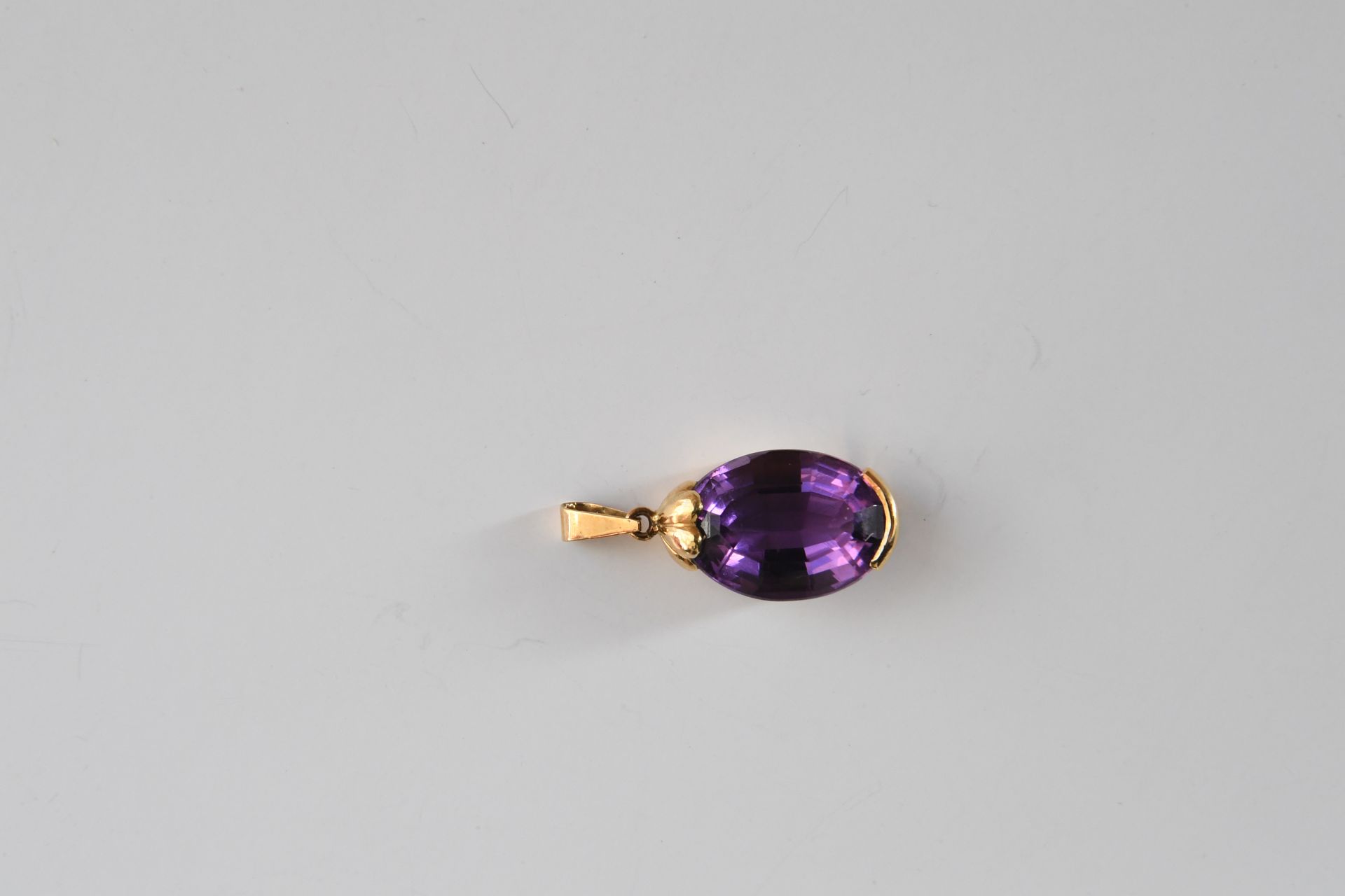 Null 黄金吊坠585°°，带有美丽的椭圆紫水晶。毛重：6.5克。