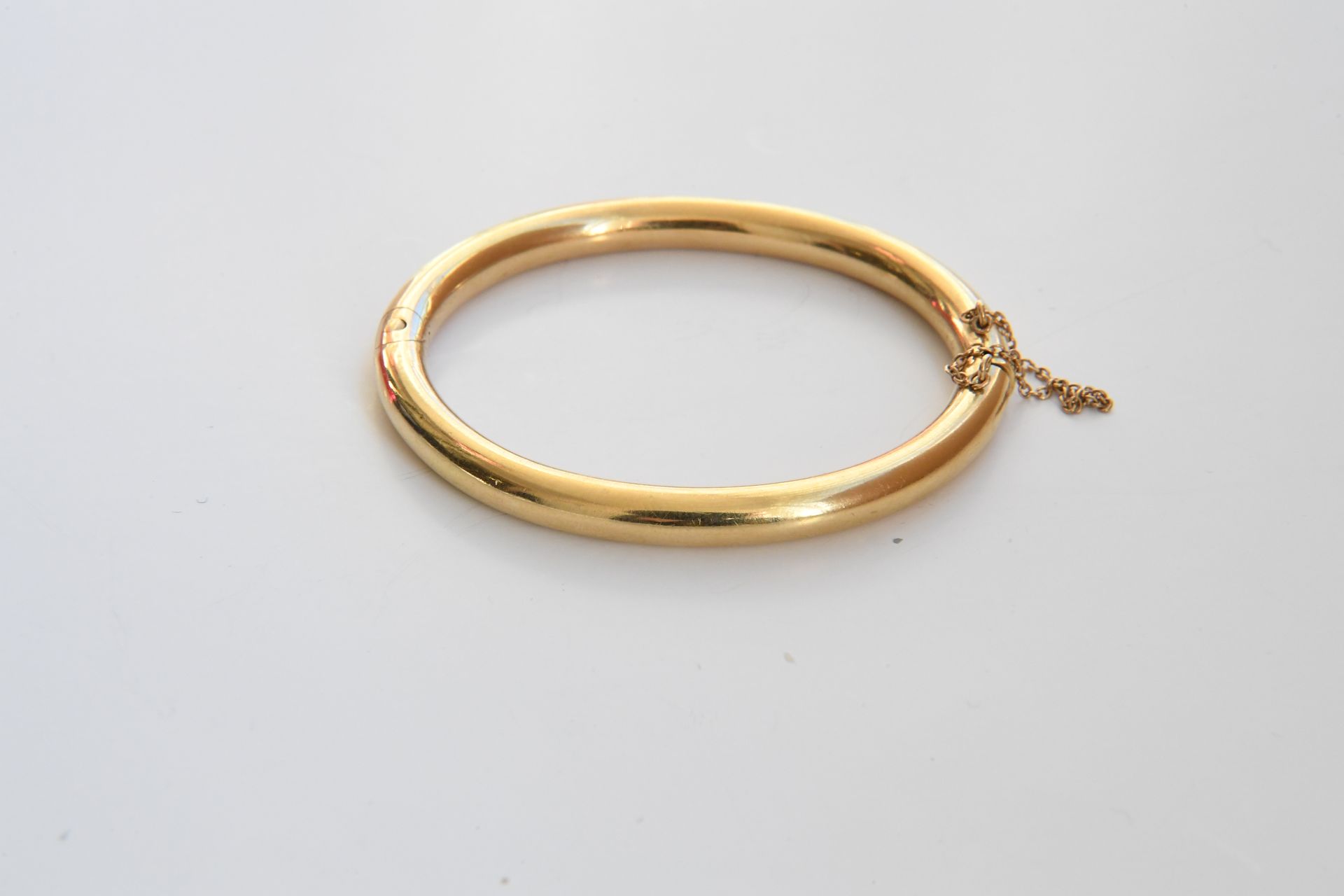 Null Braclet jonc à charnière en or 750°°°. Poids brut: 22,0 grammes.