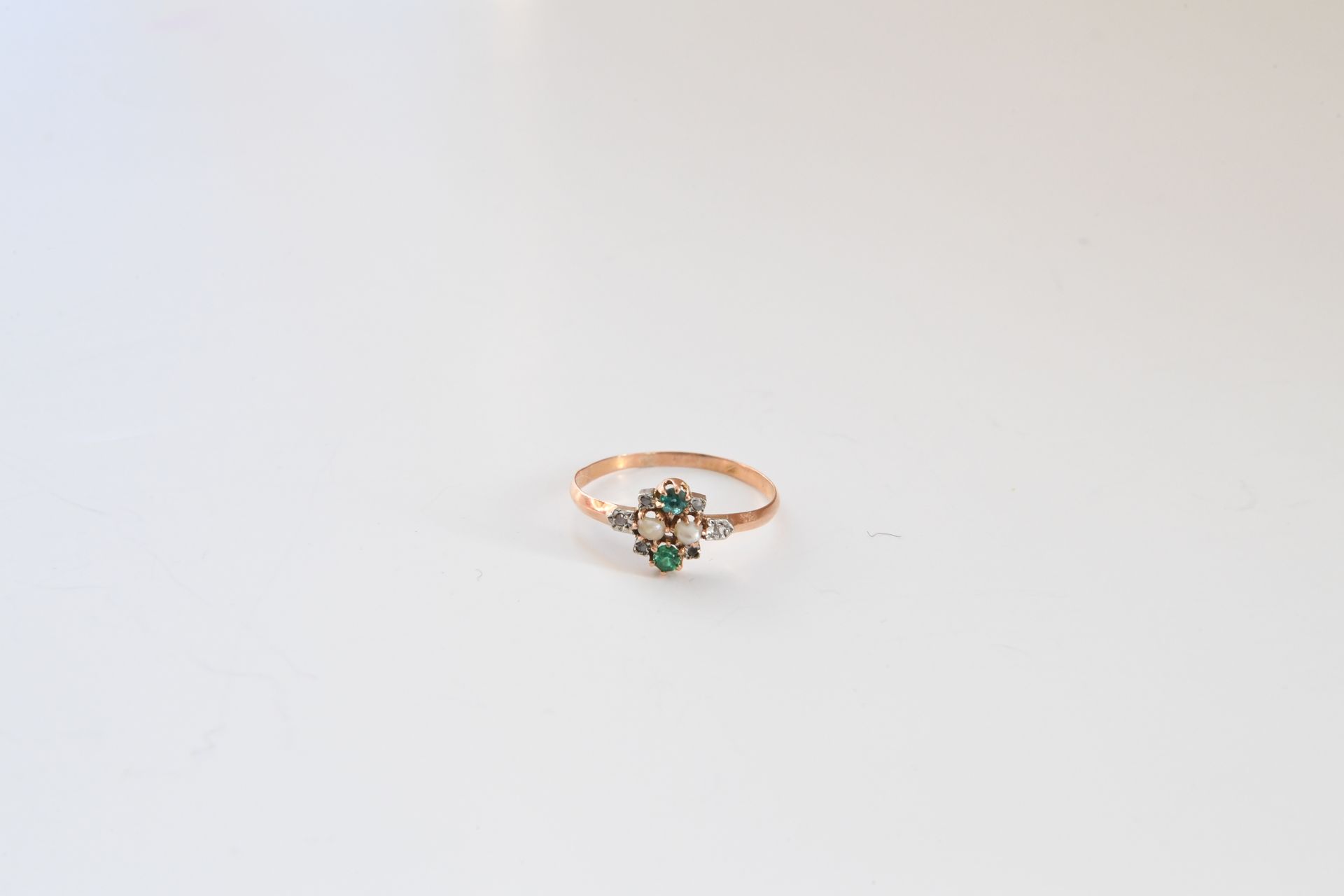 Null 美丽的19世纪黄金戒指750°°°°，镶嵌着精美的珍珠、玫瑰式切割钻石和绿色宝石。TDD：54。毛重：1.2克。