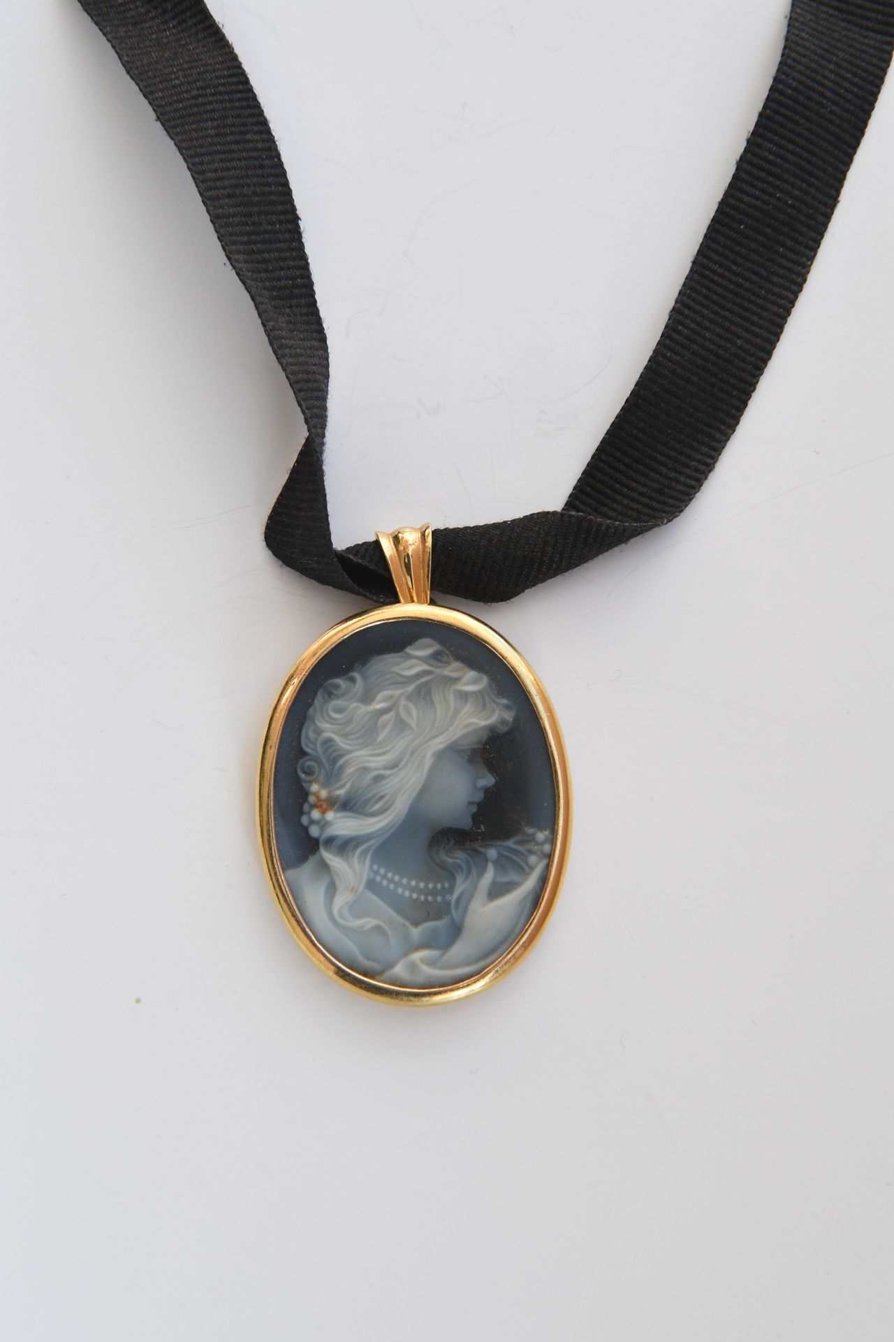Null Cameo on blue agate circled in gold 750°°°. Gross weight: 28,7 grams.
