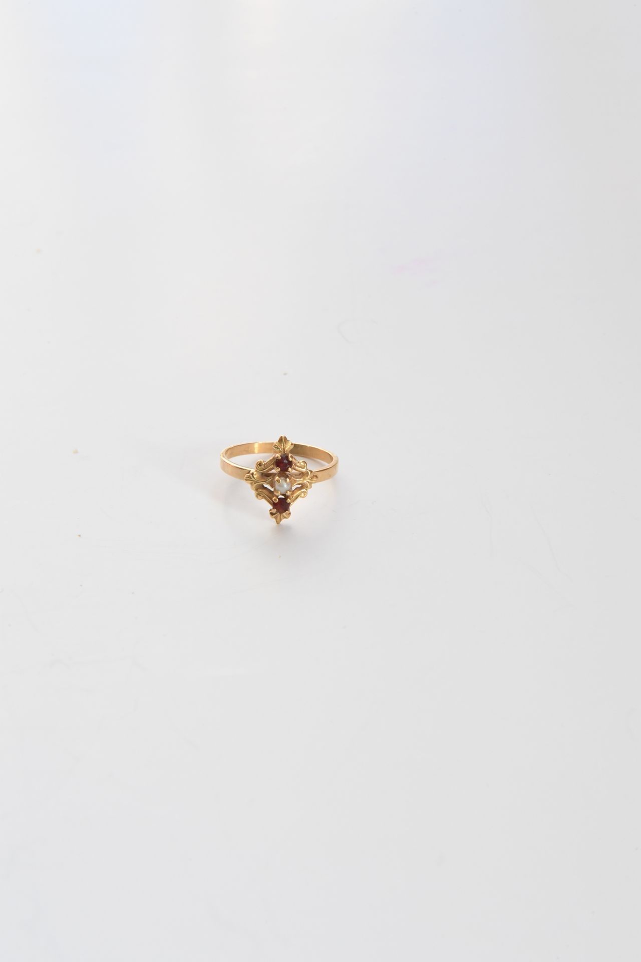 Null 金质古董戒指750°°°°，镶有石榴石和一颗珍珠。TDD：51。毛重：2.40克。