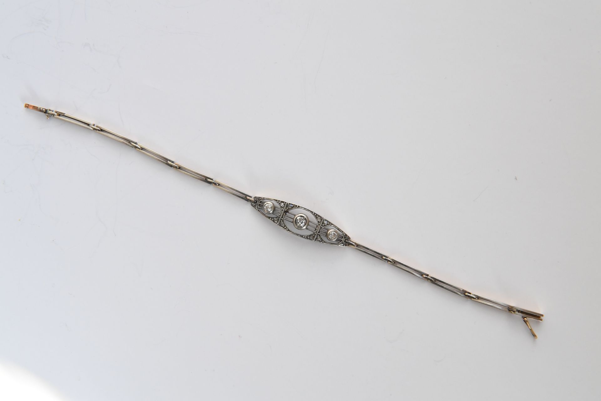 Null 古董金手镯750°°°°，镶嵌老式切割和玫瑰切割钻石。毛重，7.2克。长度：16.5厘米。