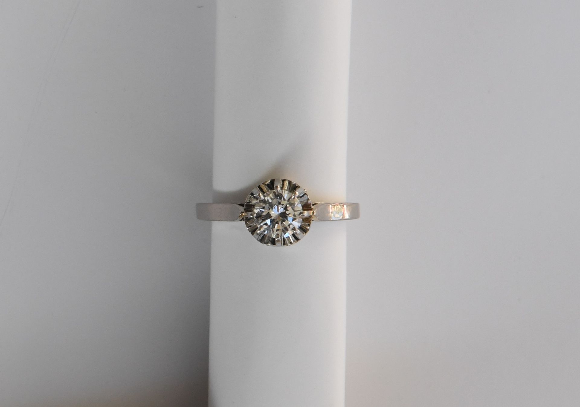 Null 铂金戒指上镶嵌着一颗明亮式切割的单颗钻石，估计净度为VS，估计颜色为H。 毛重：3.0克。