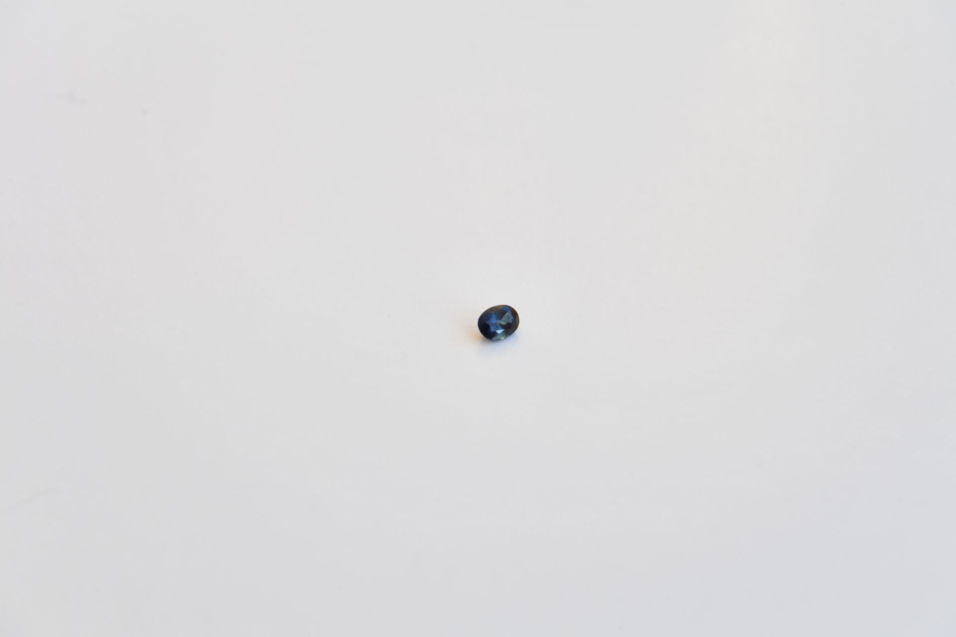 Null 椭圆形切割蓝宝石，重约1.5克拉。