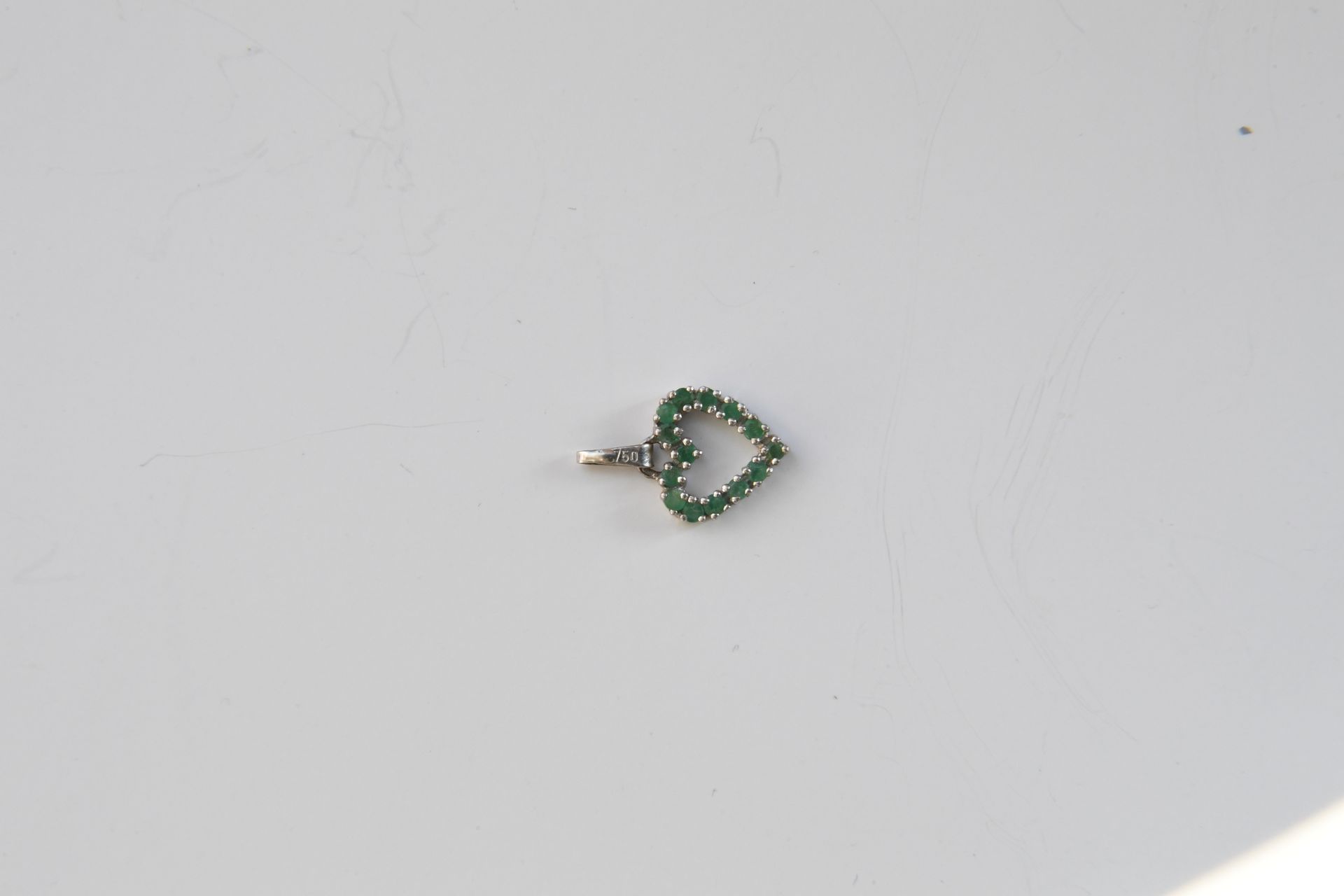 Null 心形吊坠，黄金750°°°°，镶有绿宝石。毛重：1,1克。