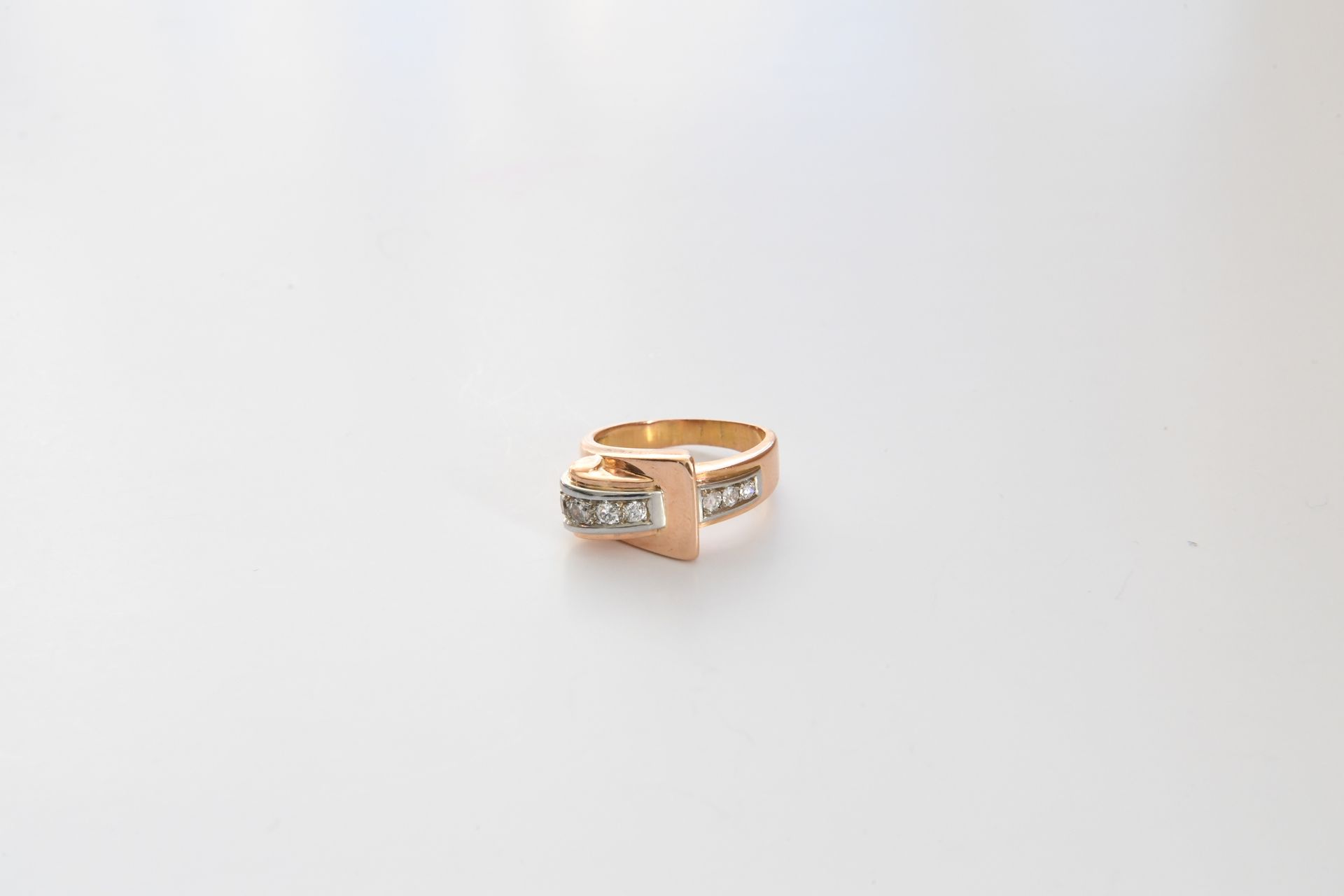 Null 美丽的黄金和白金戒指，750°°°°，镶有7颗明亮型和老式切割钻石。约1960年。TDD：55。毛重：8.8克