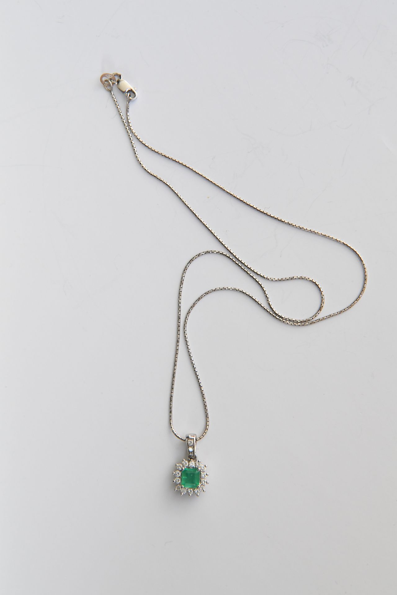 Null 750白金吊坠和链条，°°°°，镶有祖母绿，周围有明亮式切割钻石。毛重：5.7克。