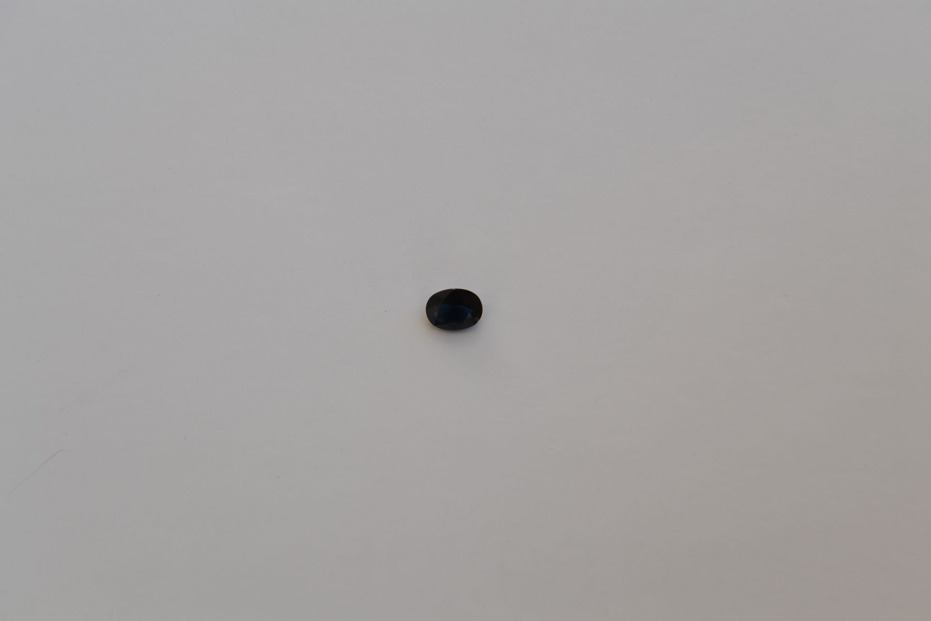 Null Saphir de taille ovale pesant 0,9 carat environ.
