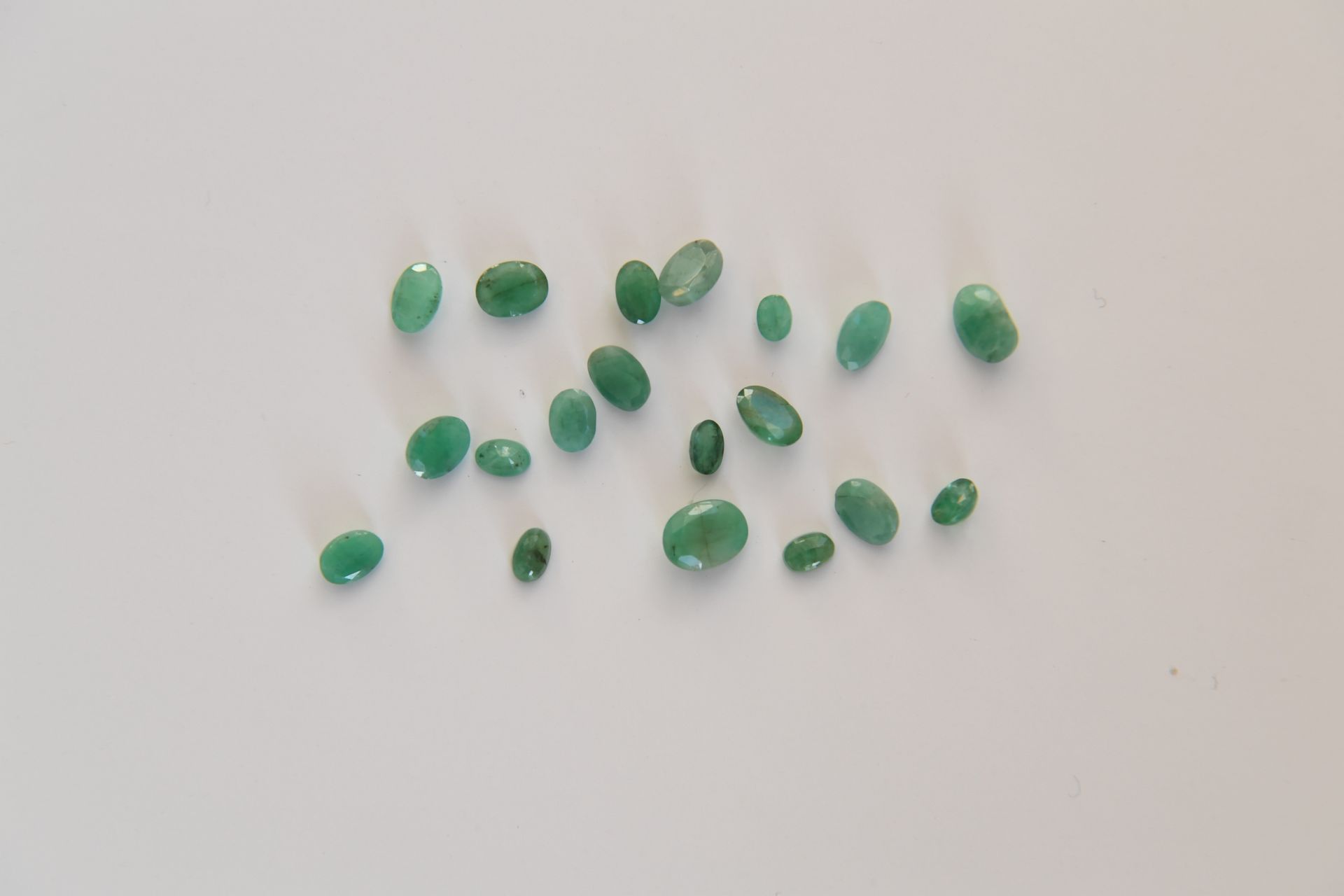 Null Lot of 19 Brazilian emeralds of oval size for a total of 18.5 carats.