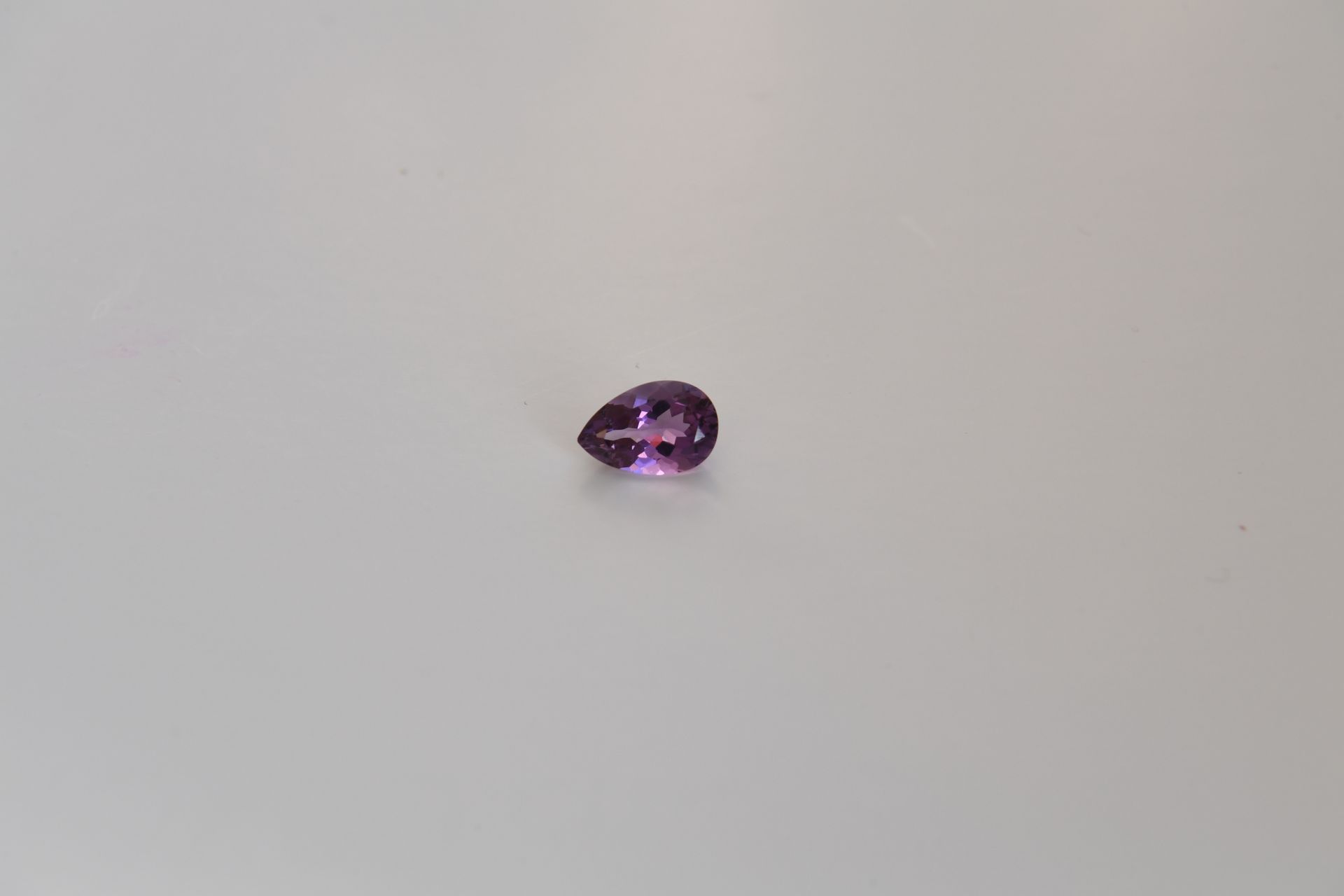 Null 梨形切割紫水晶，重约5克拉。