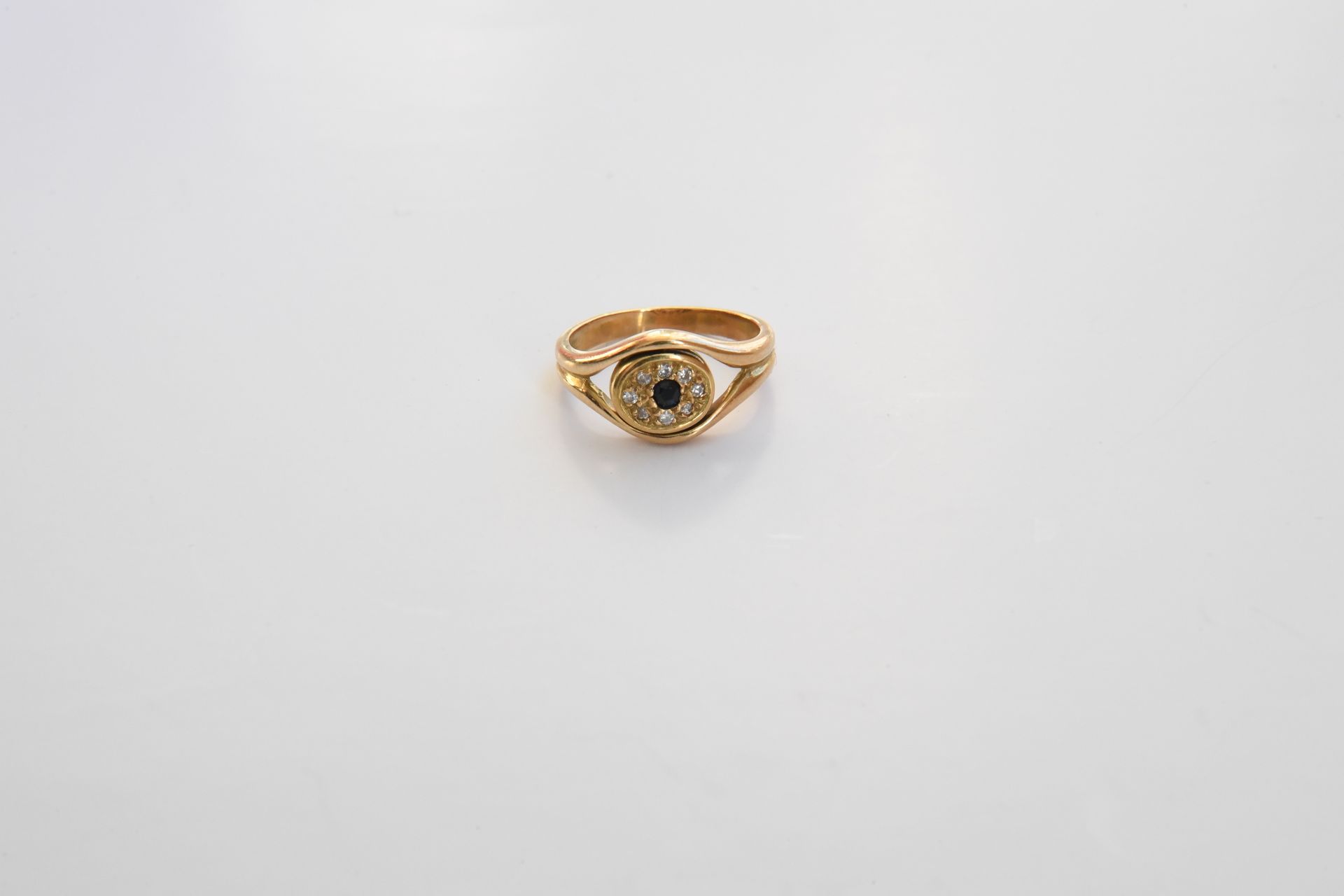 Null Reverso黄金戒指750°°°°，一面是由钻石环绕的蓝宝石，另一面是由红宝石环绕的钻石。TDD：52。毛重：5.1克。