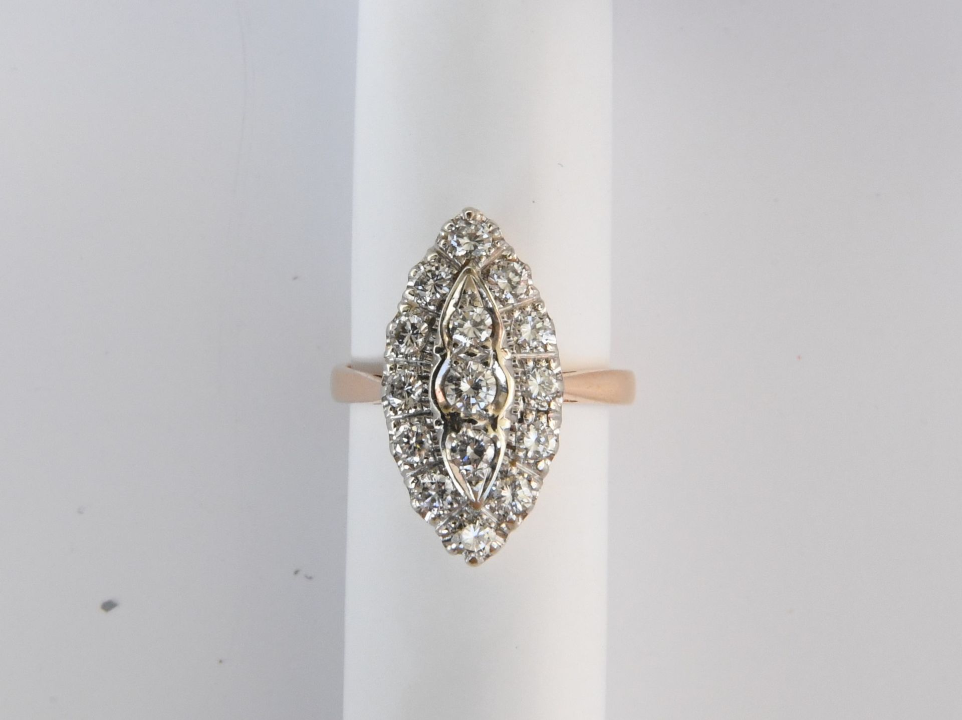 Null Marquise-Ring aus 750°° Gold, verziert mit Diamanten im Brillantschliff von&hellip;
