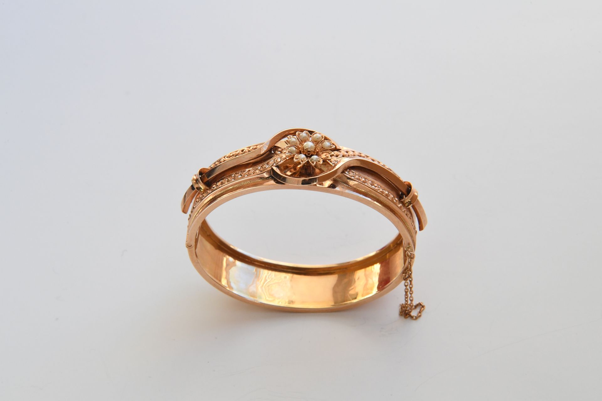 Null XIX世纪750度黄金手镯，饰有精美的珍珠（其中一颗丢失）。毛重：24,4克。