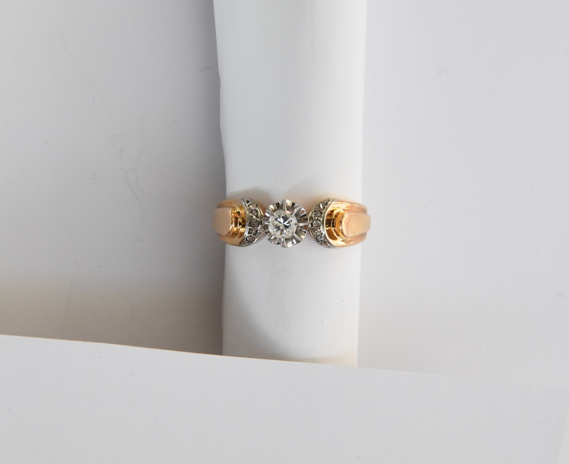 Null 750°°金的古董戒指，镶嵌着一颗明亮式切割的钻石，重0.2克拉，再加上一颗玫瑰式切割的钻石。TDD：60。毛重：4.1克。