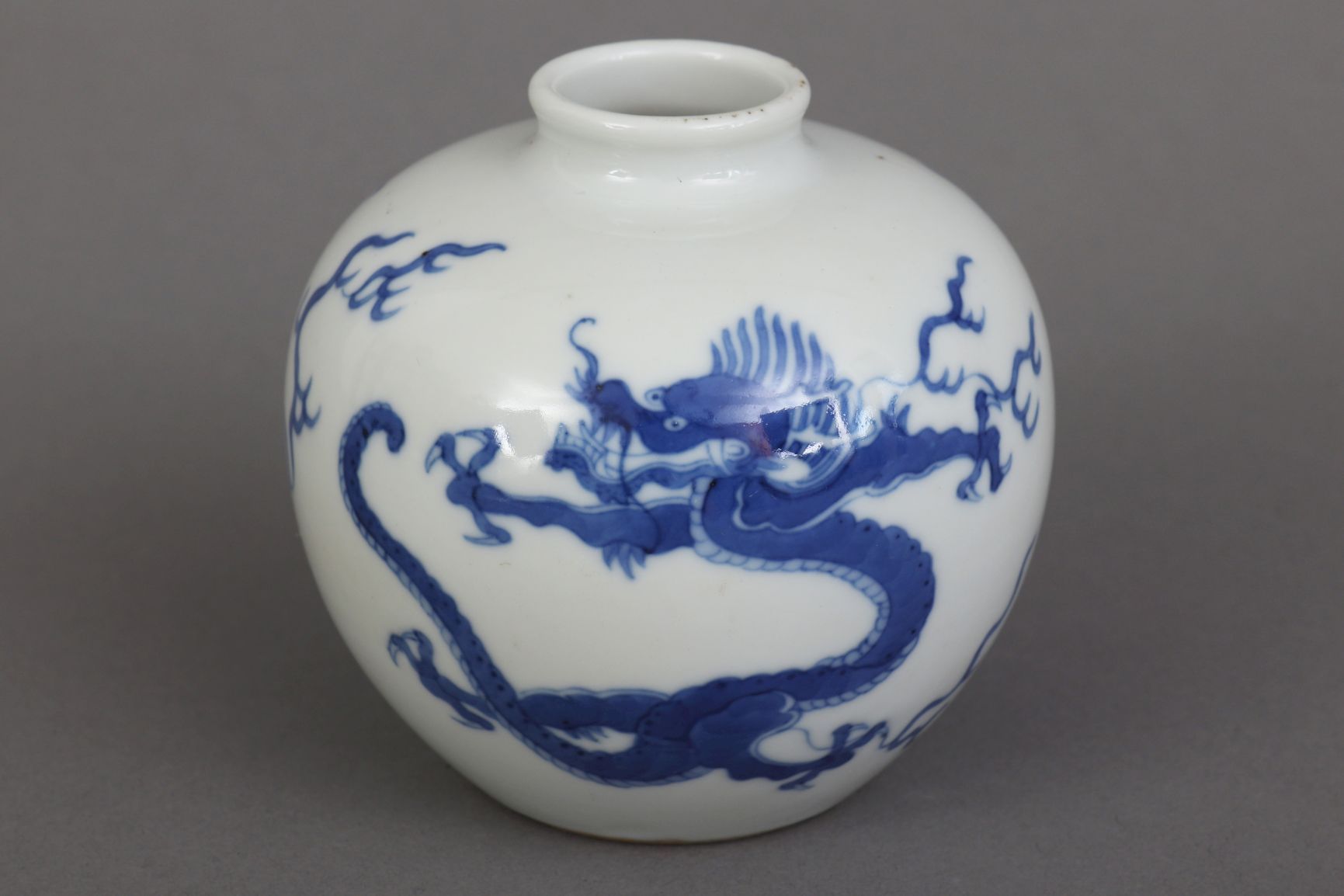 Chinesische Porzellanvase Vase chinois en porcelaine, corps ventru à col court, &hellip;