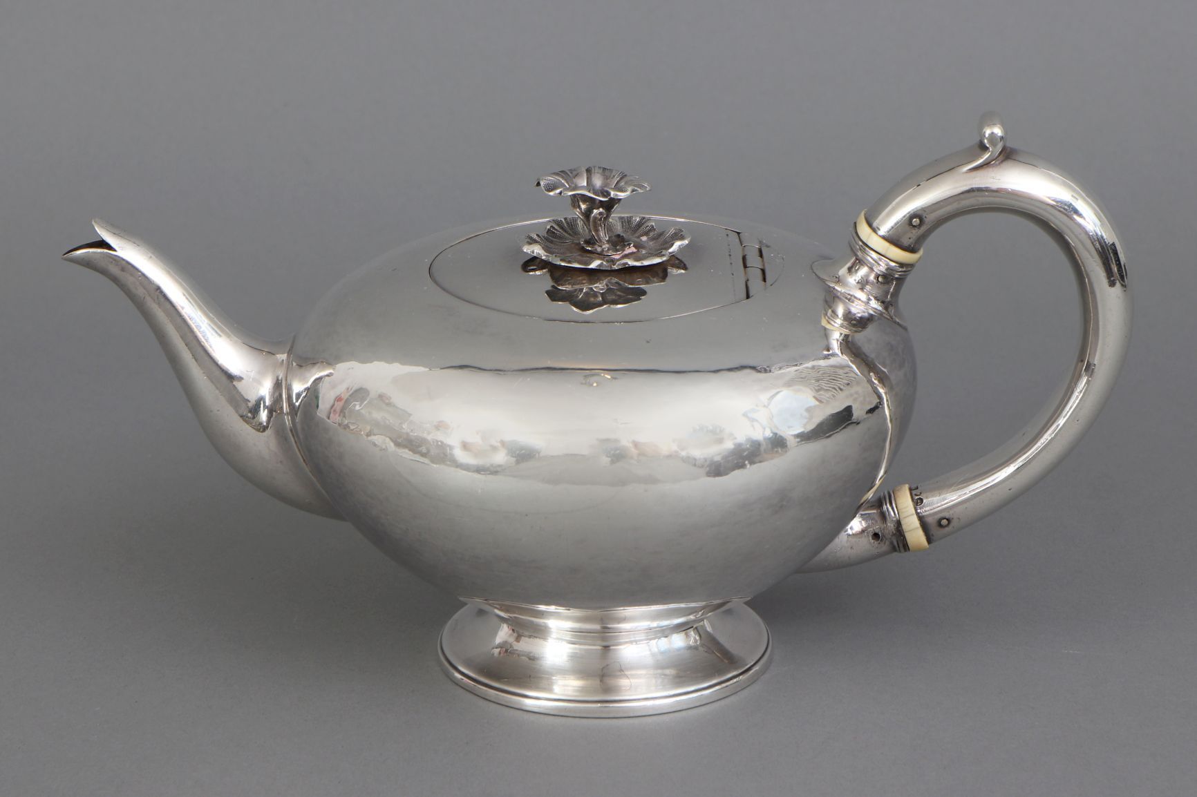 Englische Silber Teekanne des 18. Jahrhunderts 18世纪的英国银茶壶，伦敦，1756年，球形，光滑的壶身，平铰链盖&hellip;